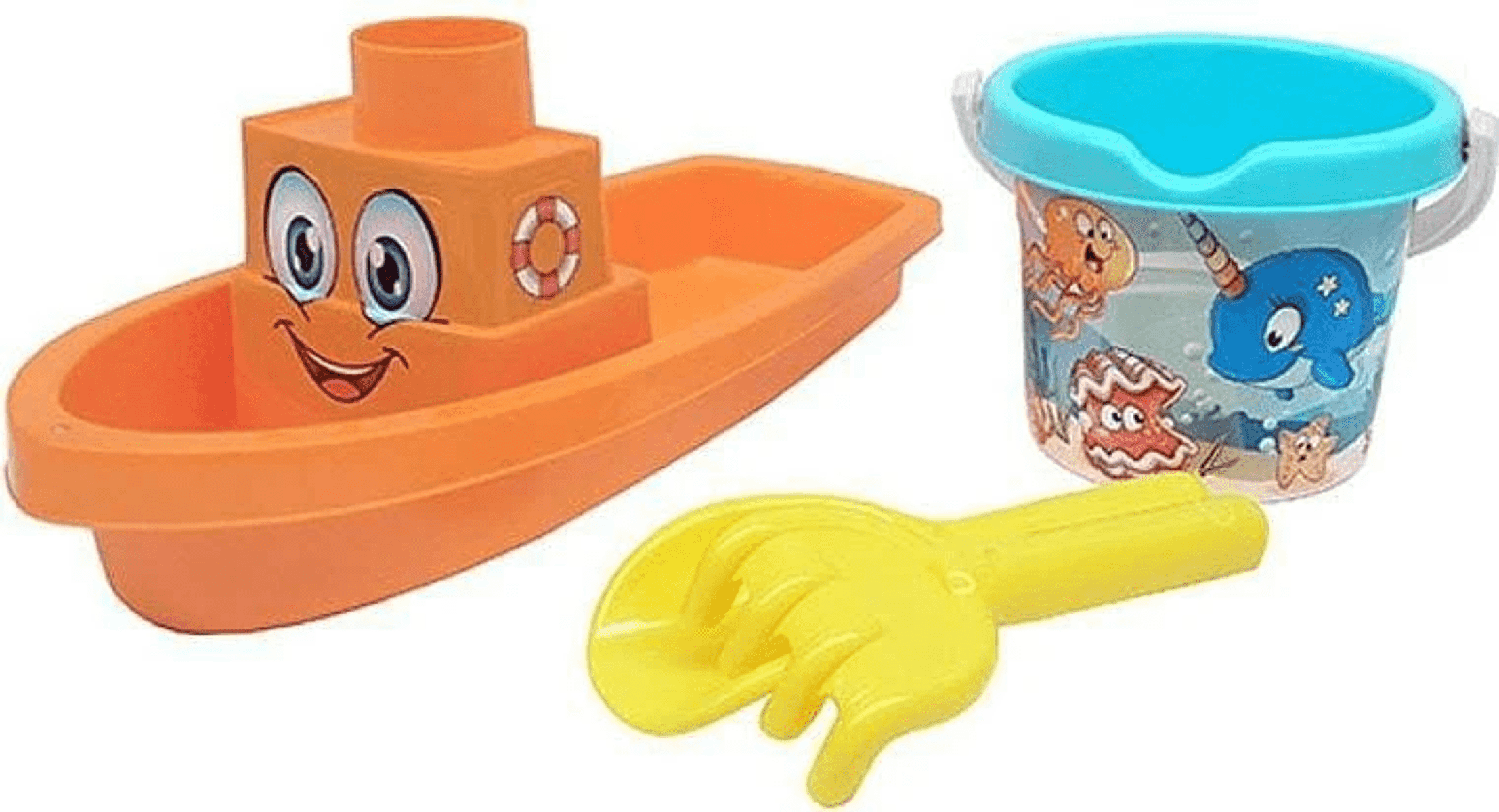 Un barco de juguete naranja, un cubo azul con gráficos marinos y un rastrillo de arena amarillo sobre fondo blanco.