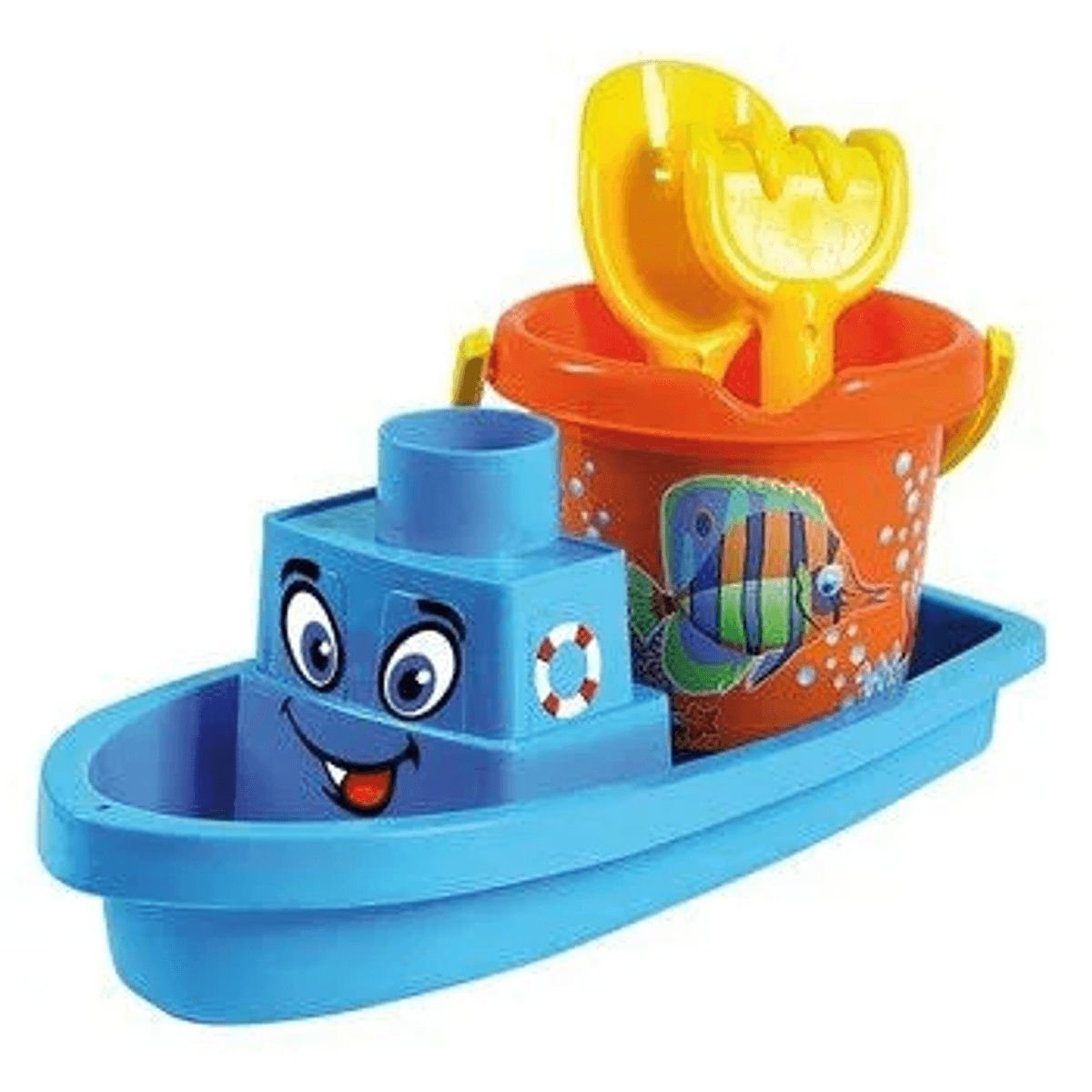 Un barco de juguete azul con cara, un cubo naranja con pez y herramientas de arena amarillas.
