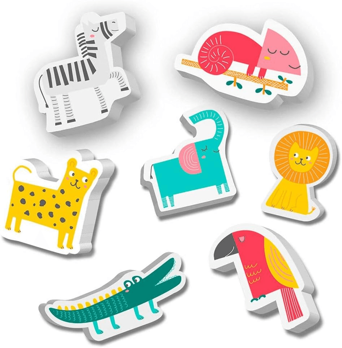 Varios animales de madera coloridos como cebra, leopardo, elefante y león en blanco.