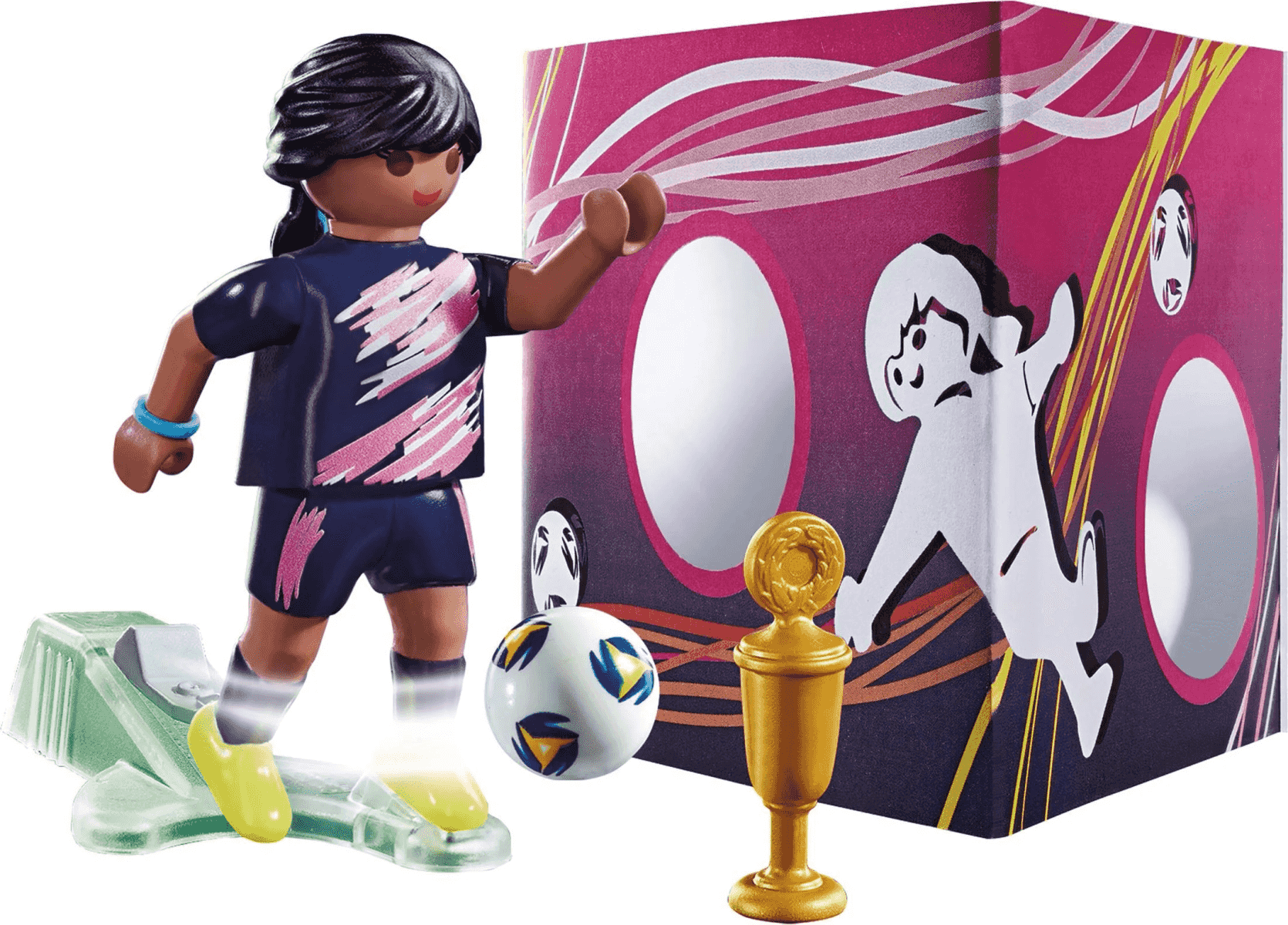 Una figura de futbolista de Playmobil patea un balón junto a un trofeo dorado.