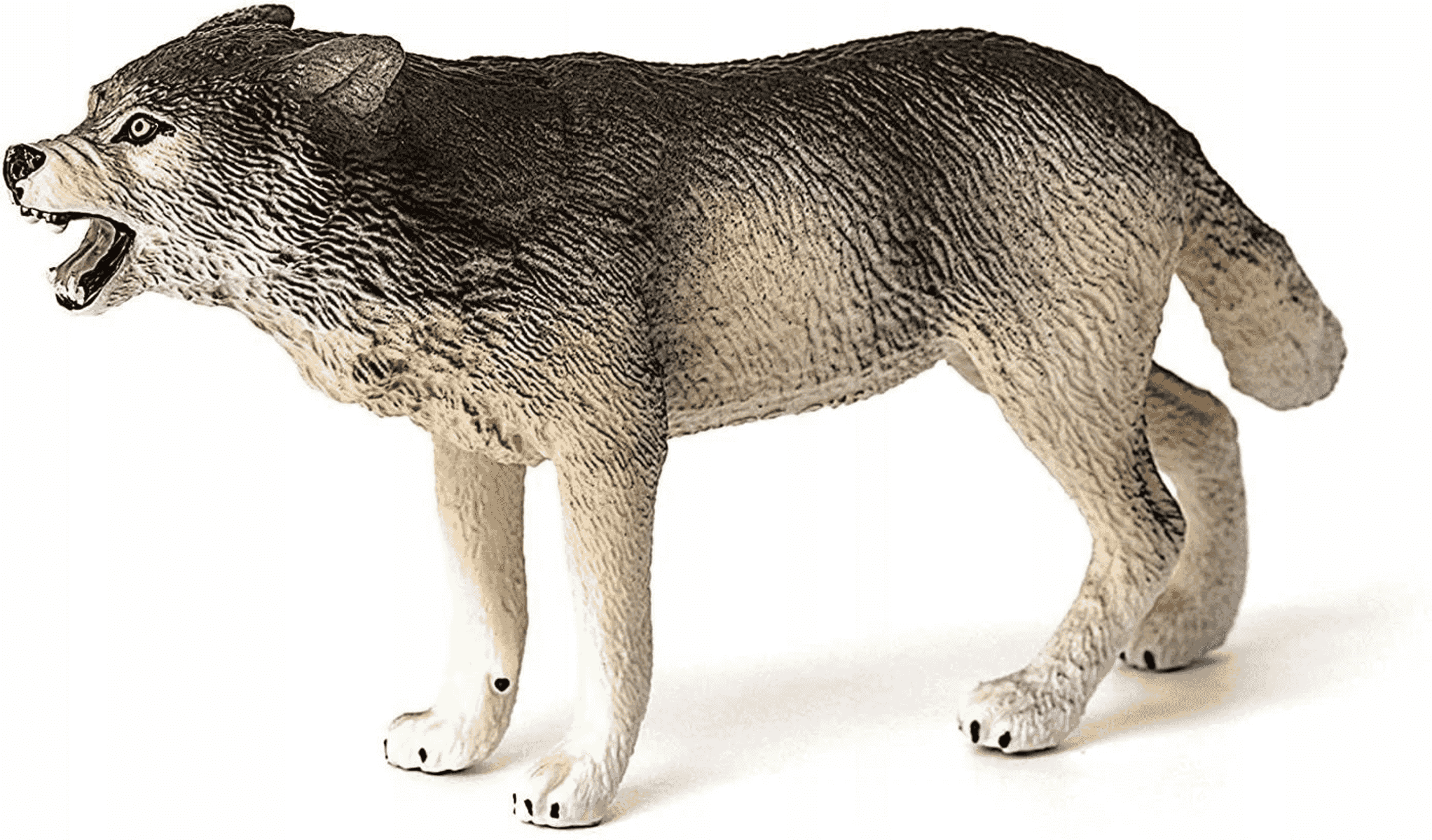 Figur eines knurrenden Grauwolfs mit gefletschten Zähnen vor weißem Hintergrund.