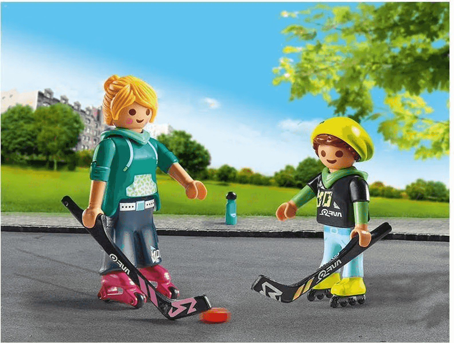 Zwei Playmobil-Figuren auf Inlineskates spielen StraÃŸenhockey im Freien mit Schlägern und Puck.