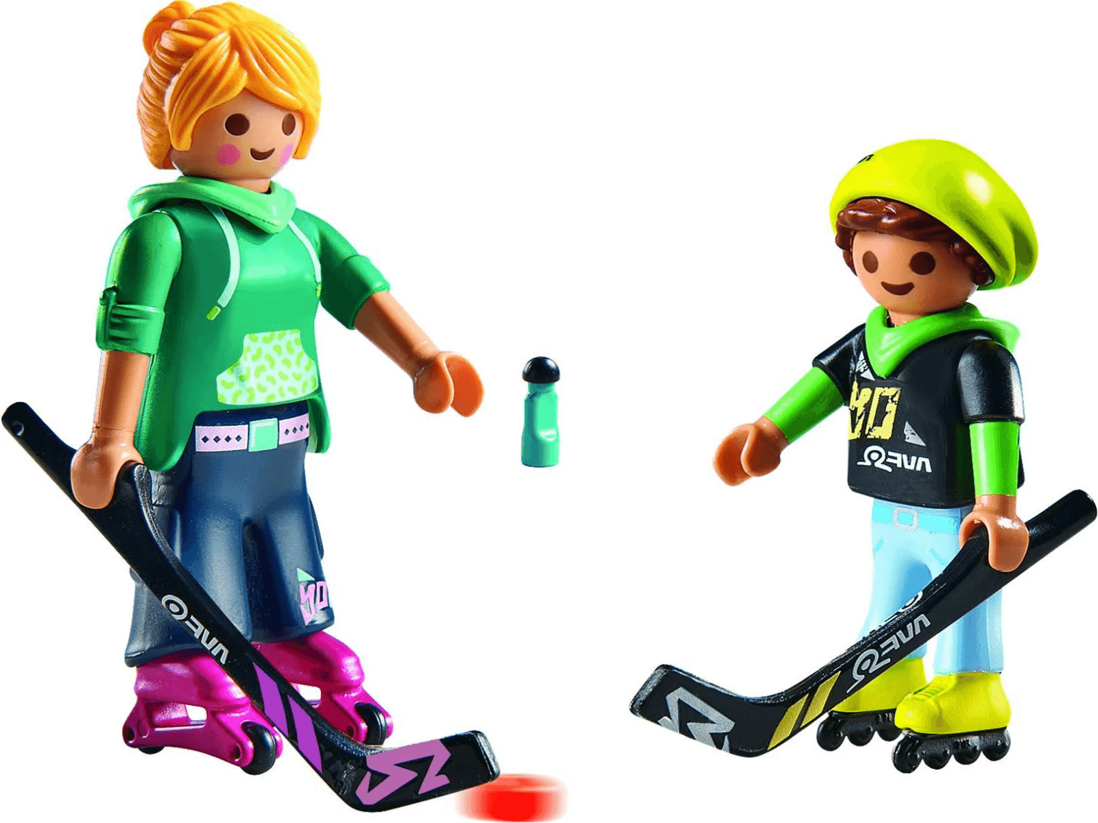 Zwei Playmobil-Figuren mit Inline-Skates und Hockeyschlägern stehen sich auf einem weißen Hintergrund gegenüber.