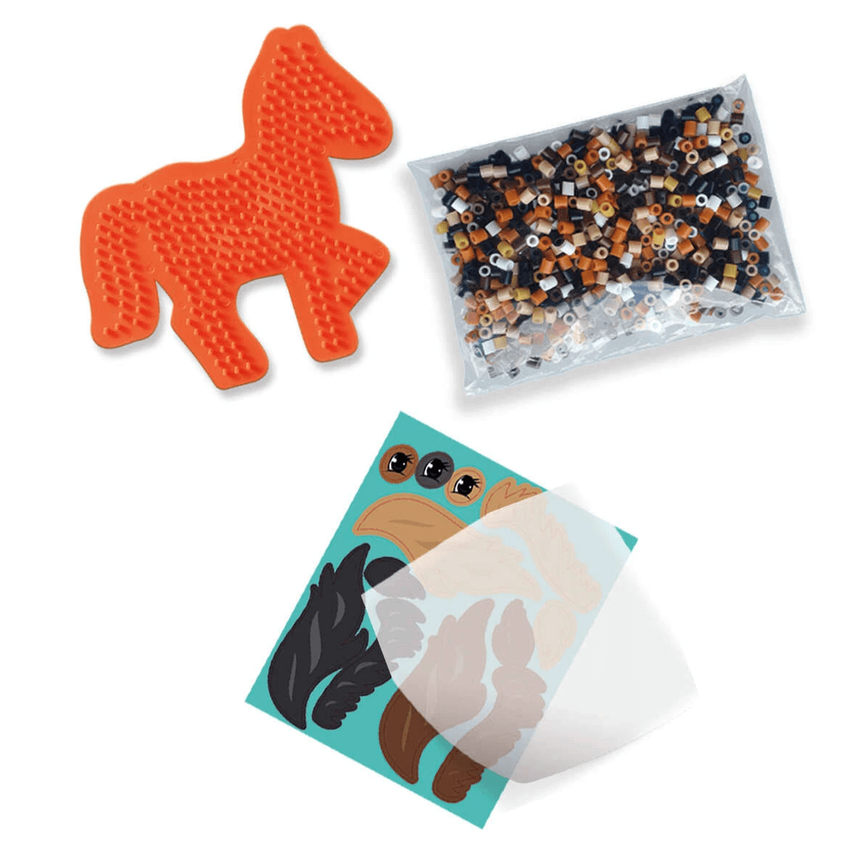Un tablero de clavijas de caballo naranja, una bolsa de cuentas y pegatinas sobre fondo blanco.