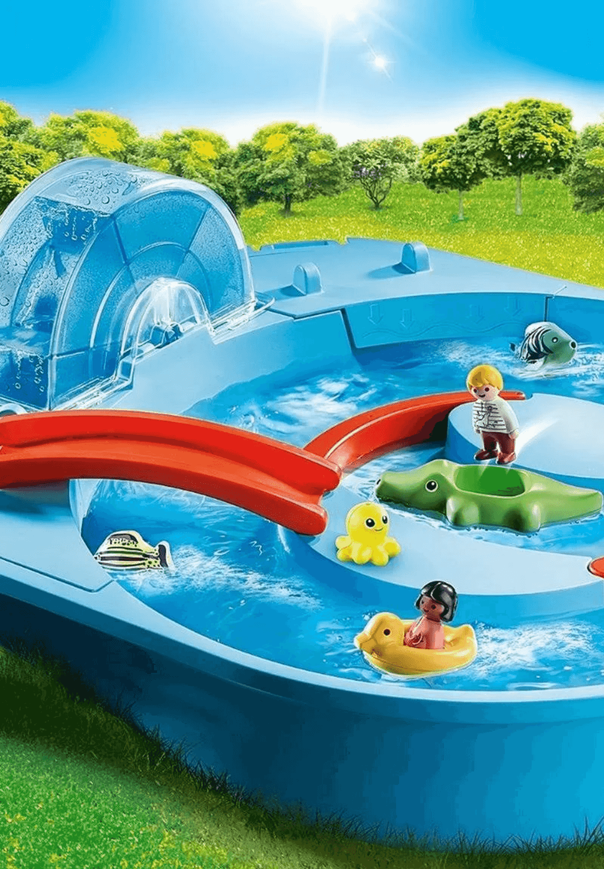 Pista d'acqua blu con personaggi, ponte, animali e ruota idraulica all'aperto.
