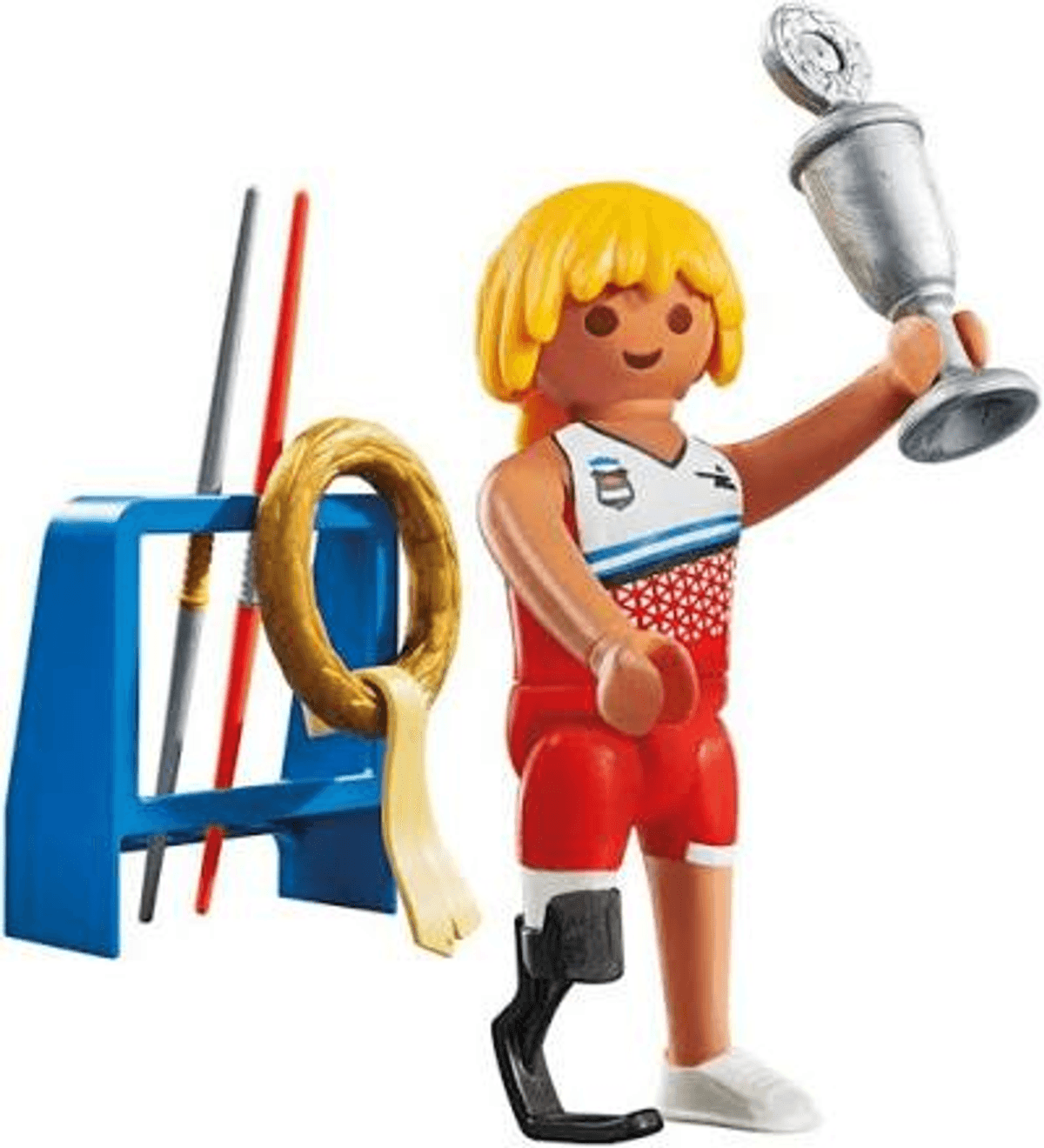 Kırmızı spor kıyafetli ve protezli Playmobil figürü, mavi bir spor rafının yanında gümüş bir kupa tutuyor.