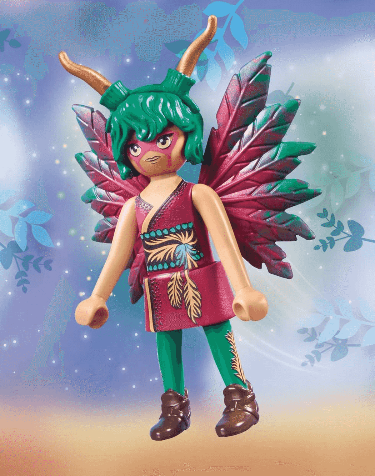 Figura de un elfo del bosque con pelo verde, astas, vestido rosa, alas coloridas y fondo azul-verdoso.