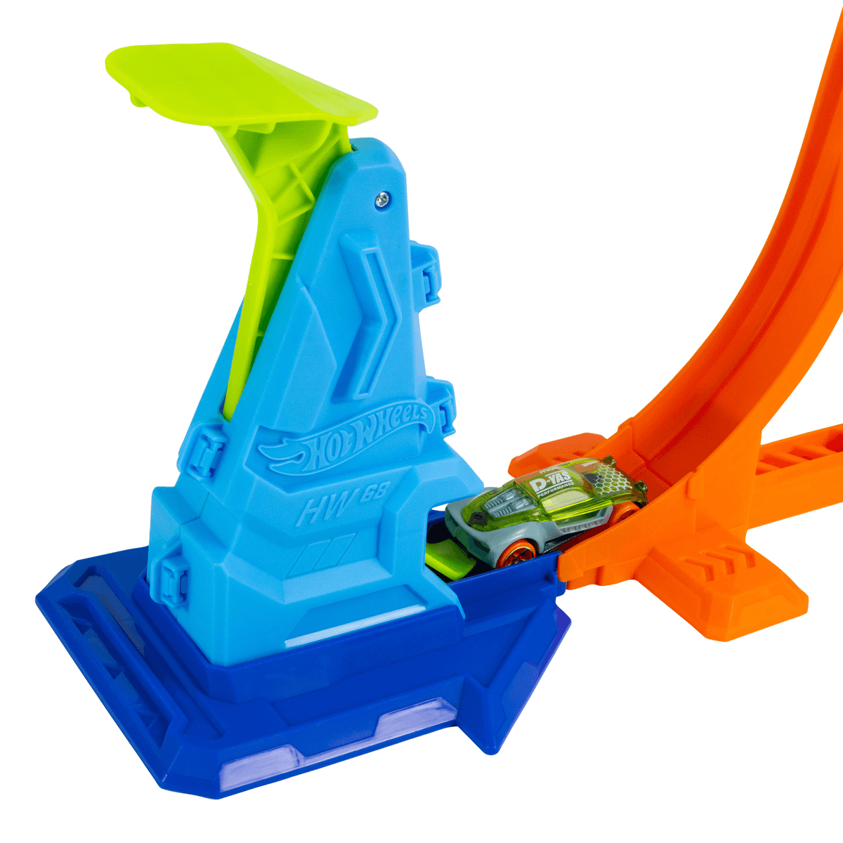 Un lanzador Hot Wheels azul y verde con un cochecito verde preparándose para salir por una pista naranja.