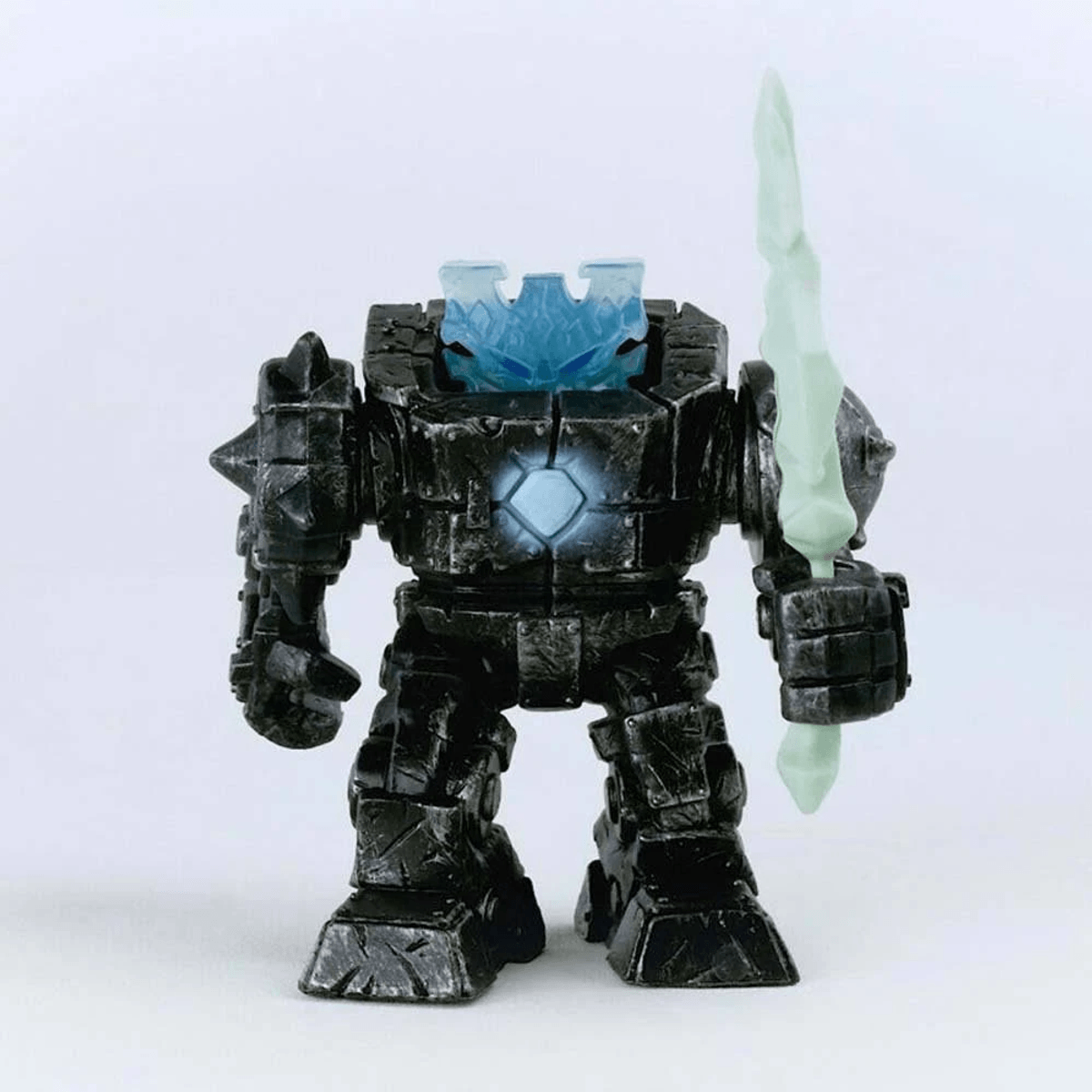 Ein grauer Steinroboter mit leuchtend blauem Gesicht und Kern hält ein helles Schwert.