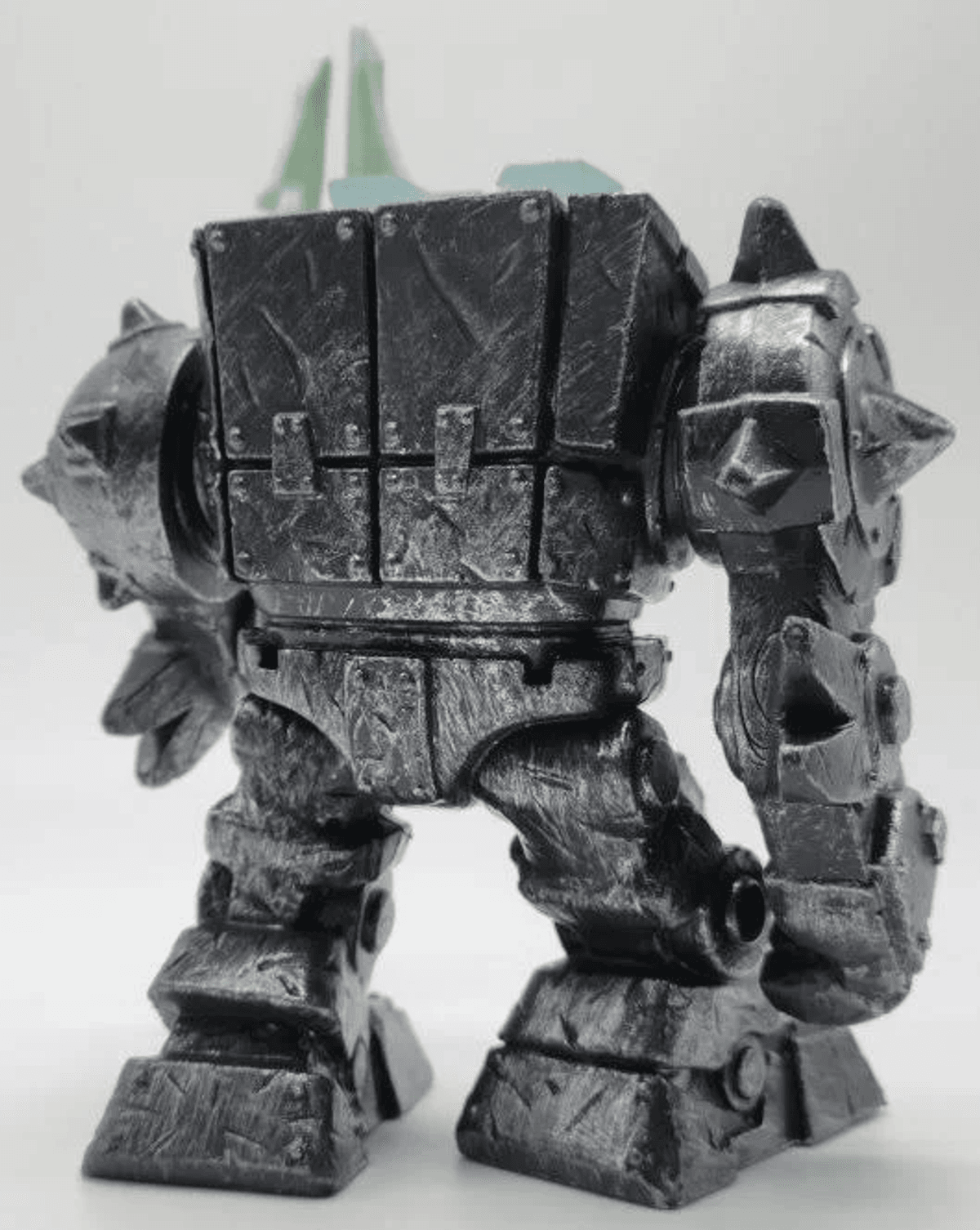 Eine graue, stehende Roboterfigur von hinten mit schwerer Rüstung und Stacheln.