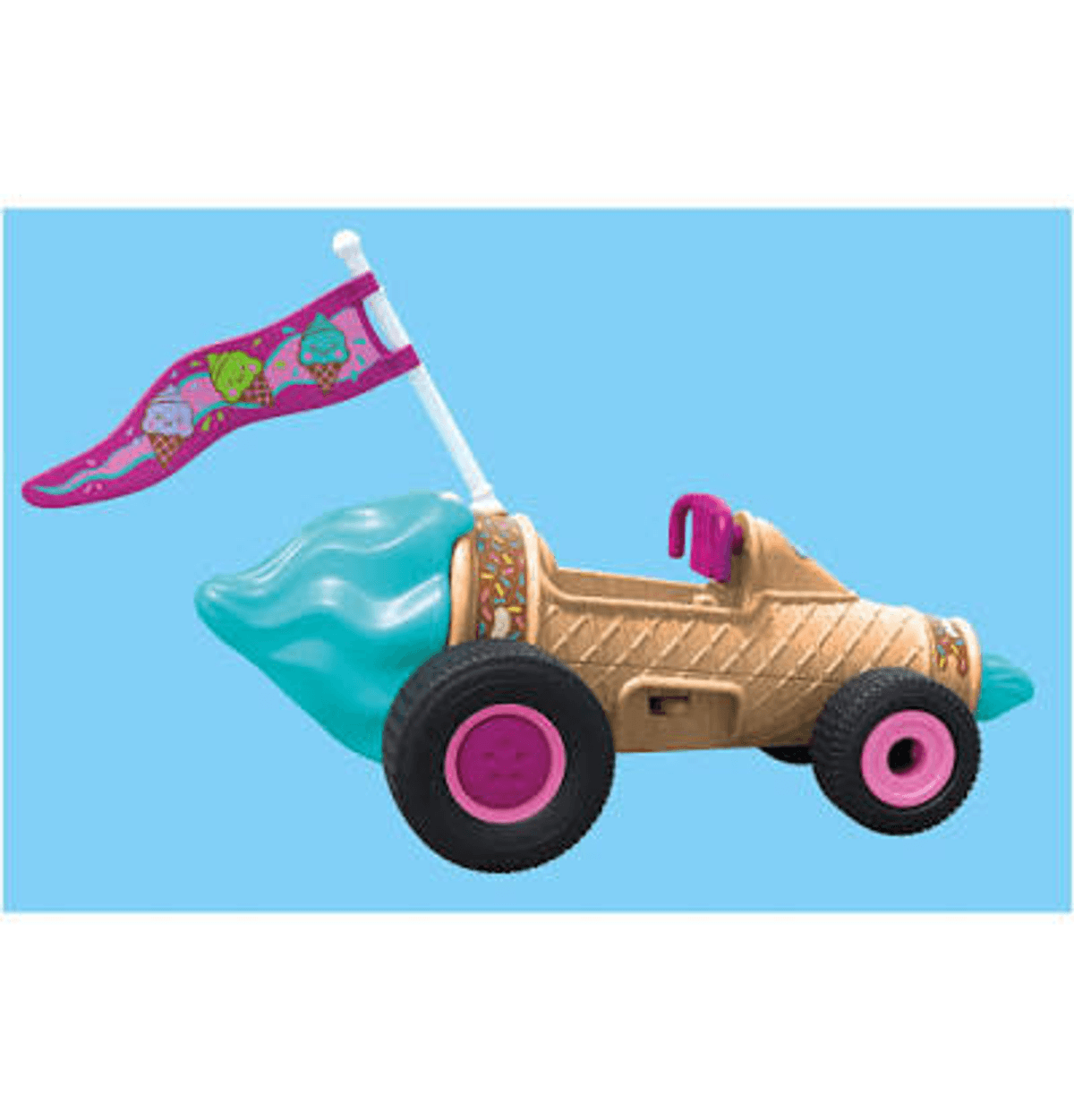Un carrito de juguete de helado rosa con patrones de cono, ruedas negras grandes y una bandera colorida.