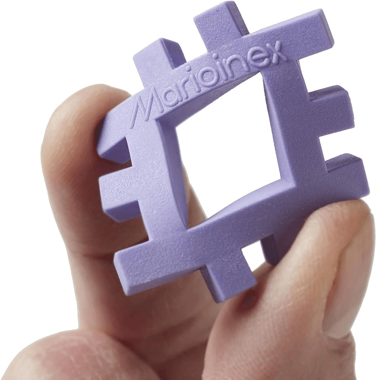 Una mano sostiene un bloque de construcción morado en forma de celosía con la inscripción Marioinex.