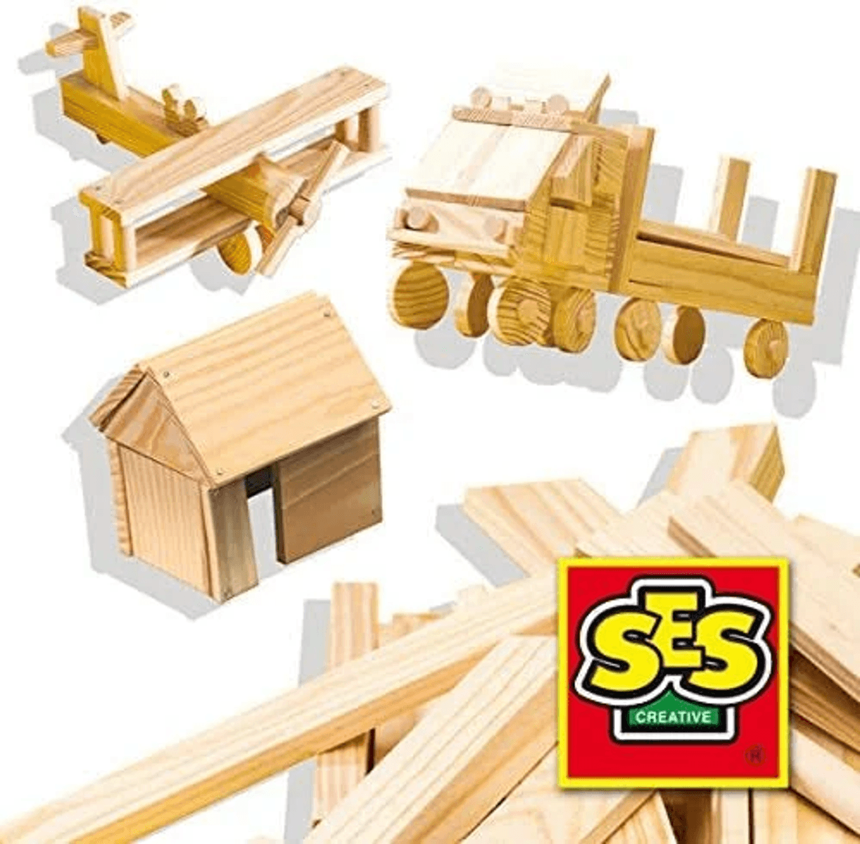 Set de construcción de madera con un avión, coche, casa y bloques de madera con el logo de SES Creative.