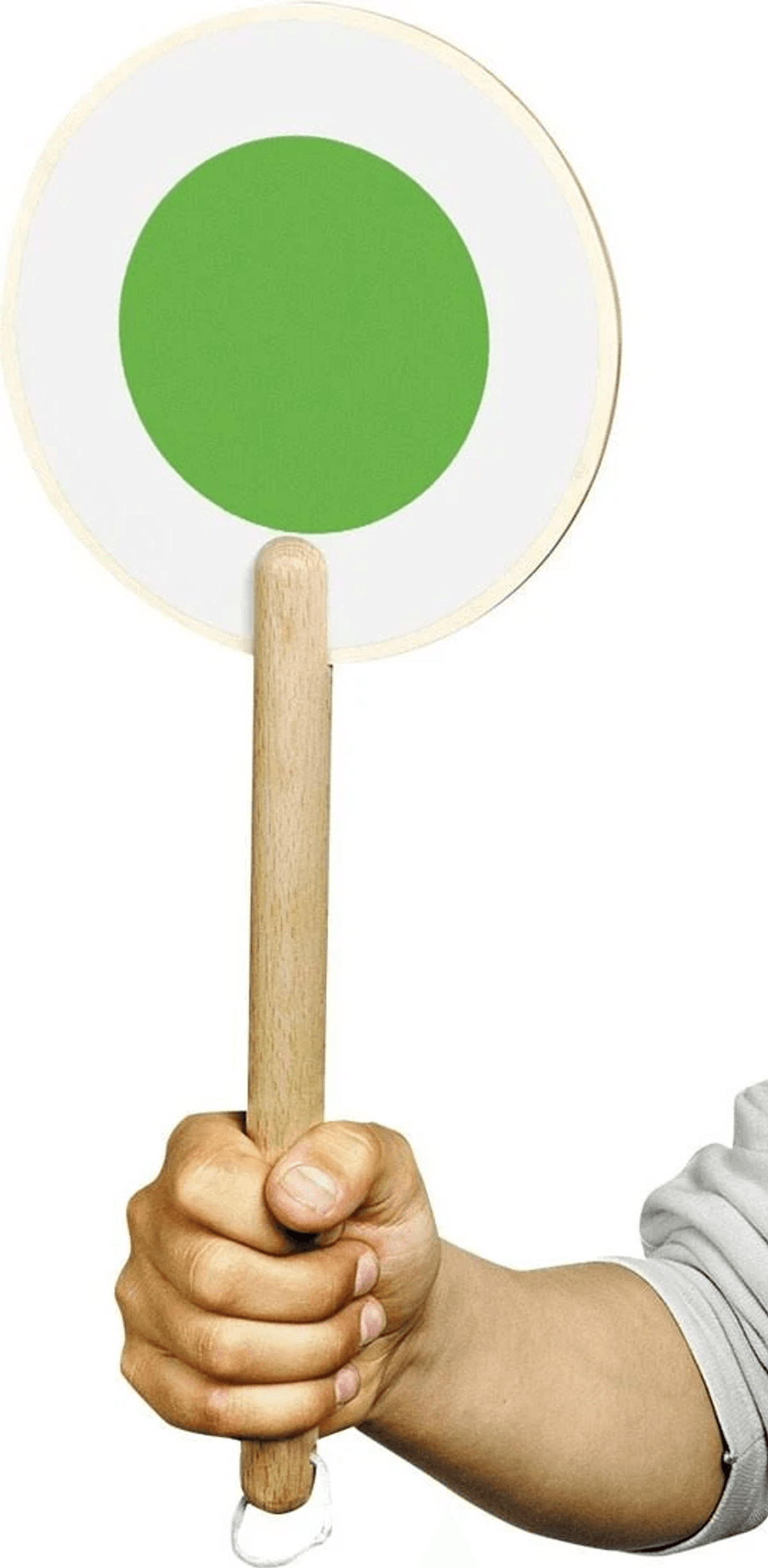 Una mano sostiene un cartel redondo con un círculo verde.