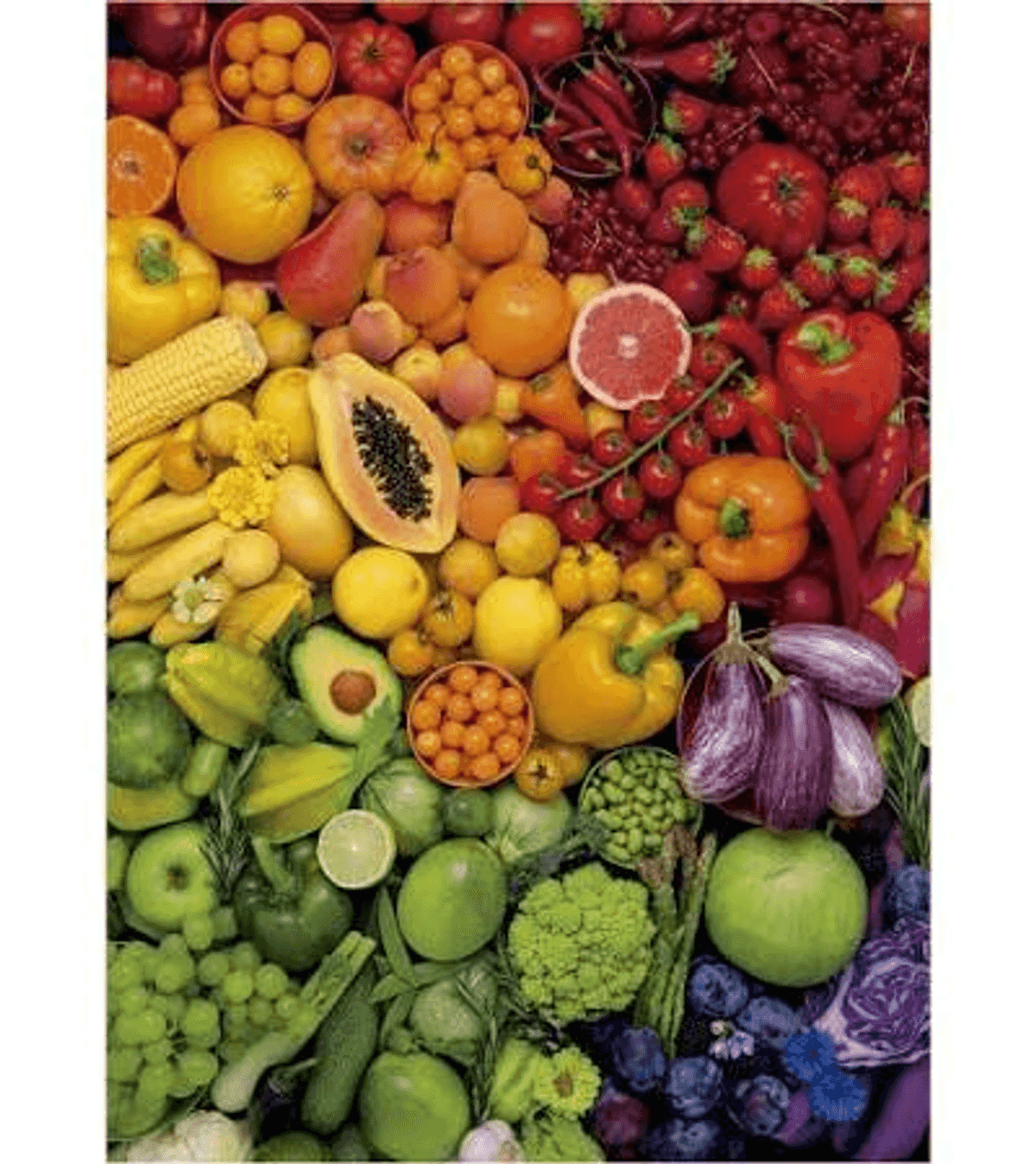 Una colorida disposición de frutas y verduras frescas ordenadas por colores de rojo a azul.