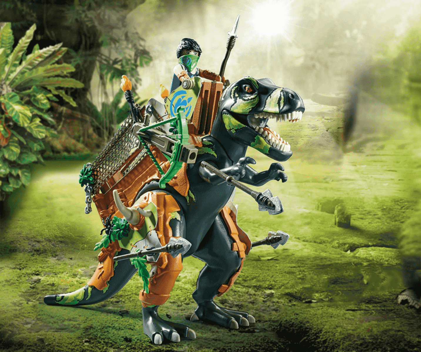 Eine Spielfigur mit grüner Maske reitet auf einem dunkelgrünen T-Rex mit orangefarbener Rüstung und Waffen im Dschungel.