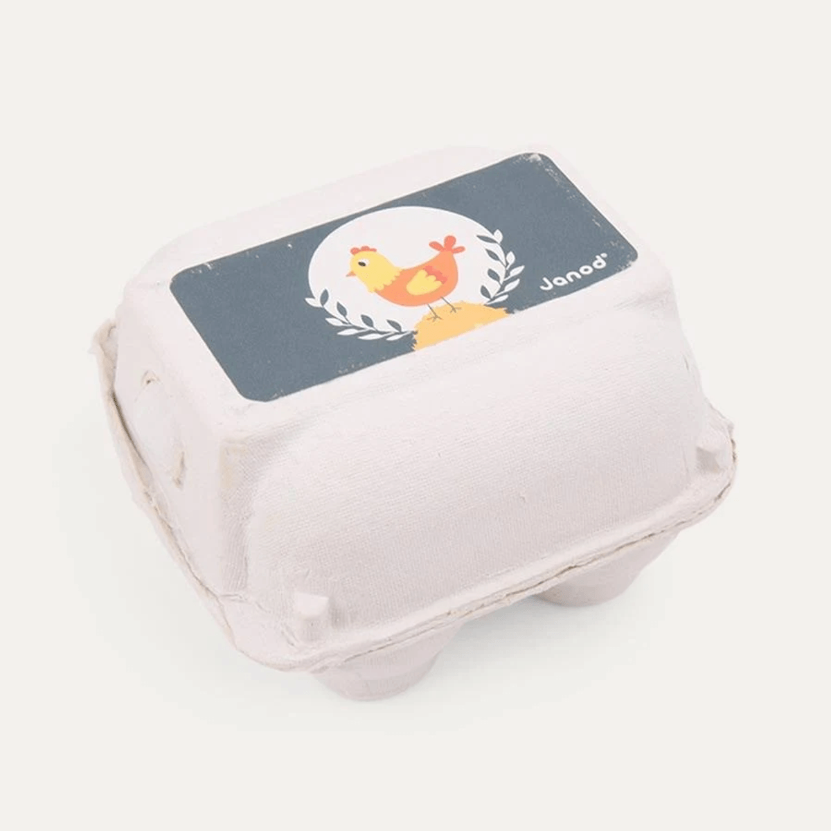 Una caja de cartón para huevos con una etiqueta azul oscura que muestra una gallina en un nido.