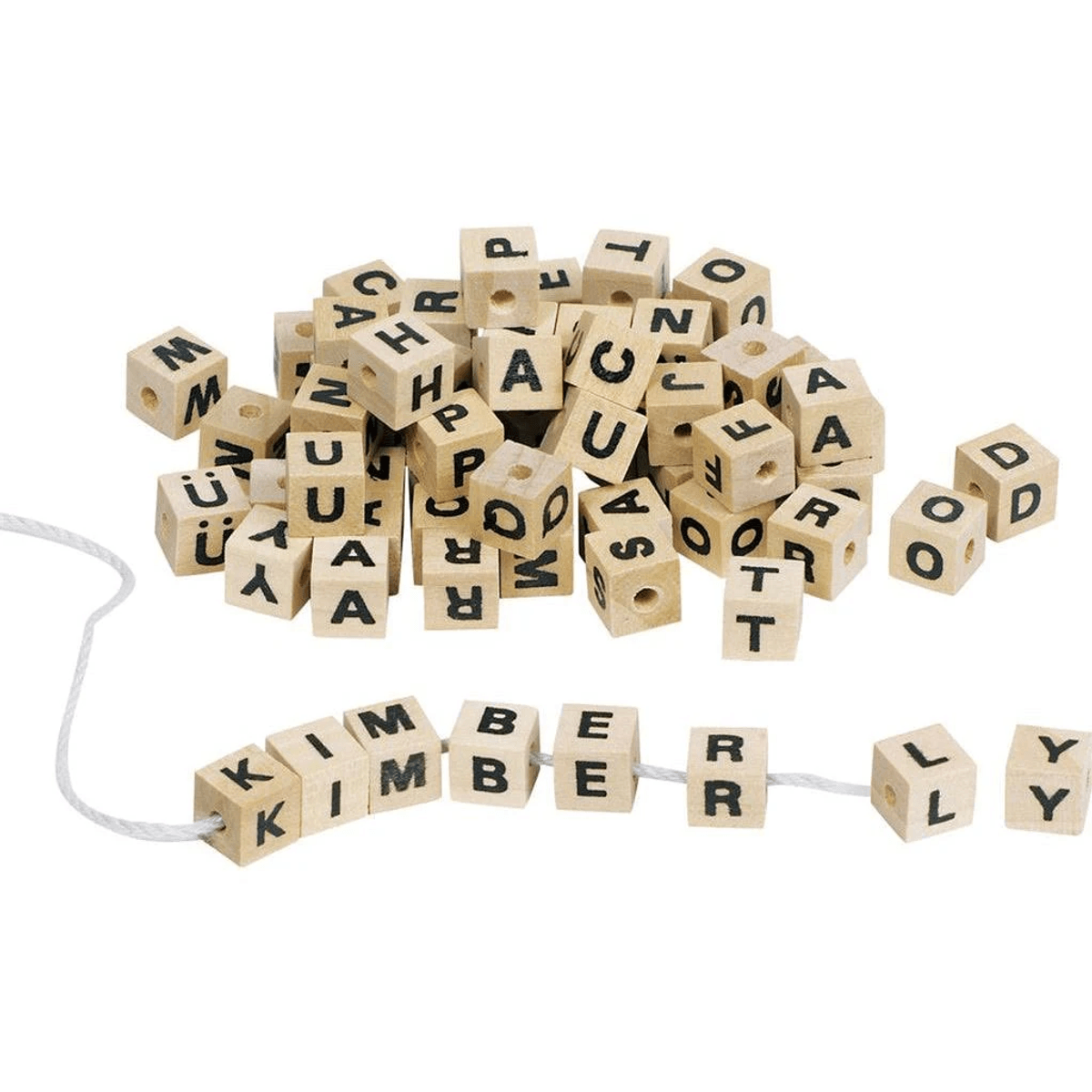 Un montón de cuentas de letras de madera y un cordón con la palabra 'KIMBERLY'.