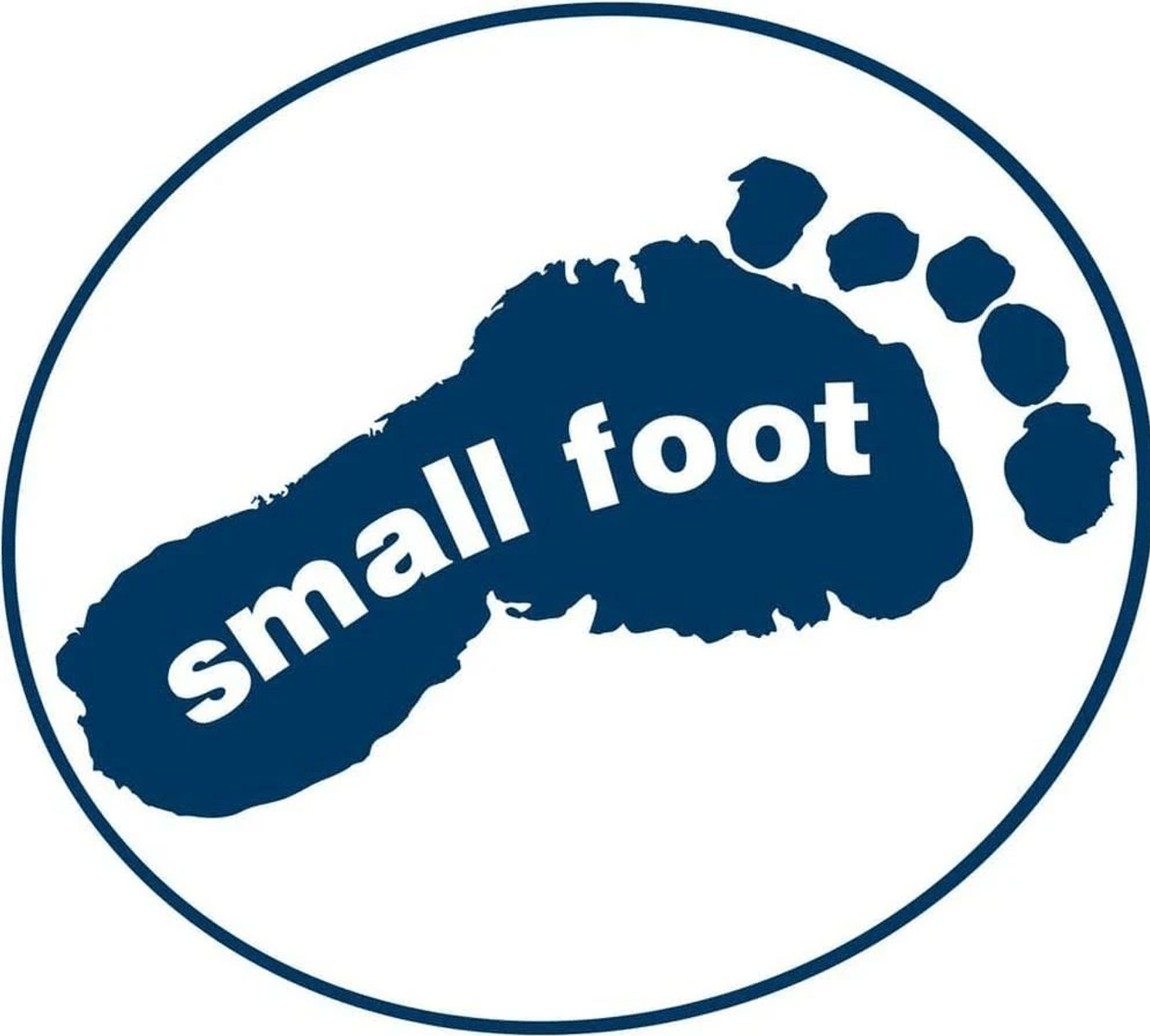 Un logotipo azul muestra una huella con el texto "small foot" dentro de un círculo.