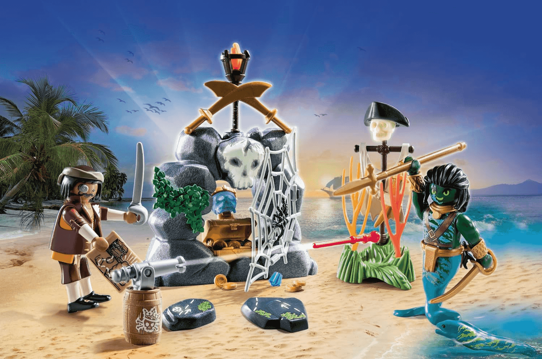 Playmobil-Piraten und eine Meereskreatur an einem Strand mit einer Felsenhöhle, Schatztruhe und Totenkopf.