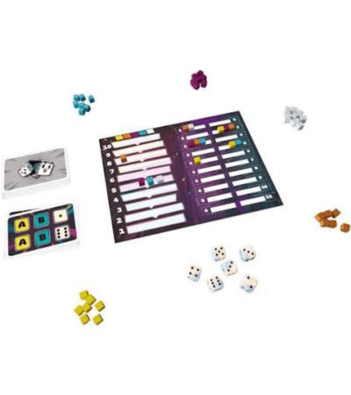 Ein Brettspiel mit Karten, Würfeln und farbigen Markierungswürfeln auf weißem Hintergrund.