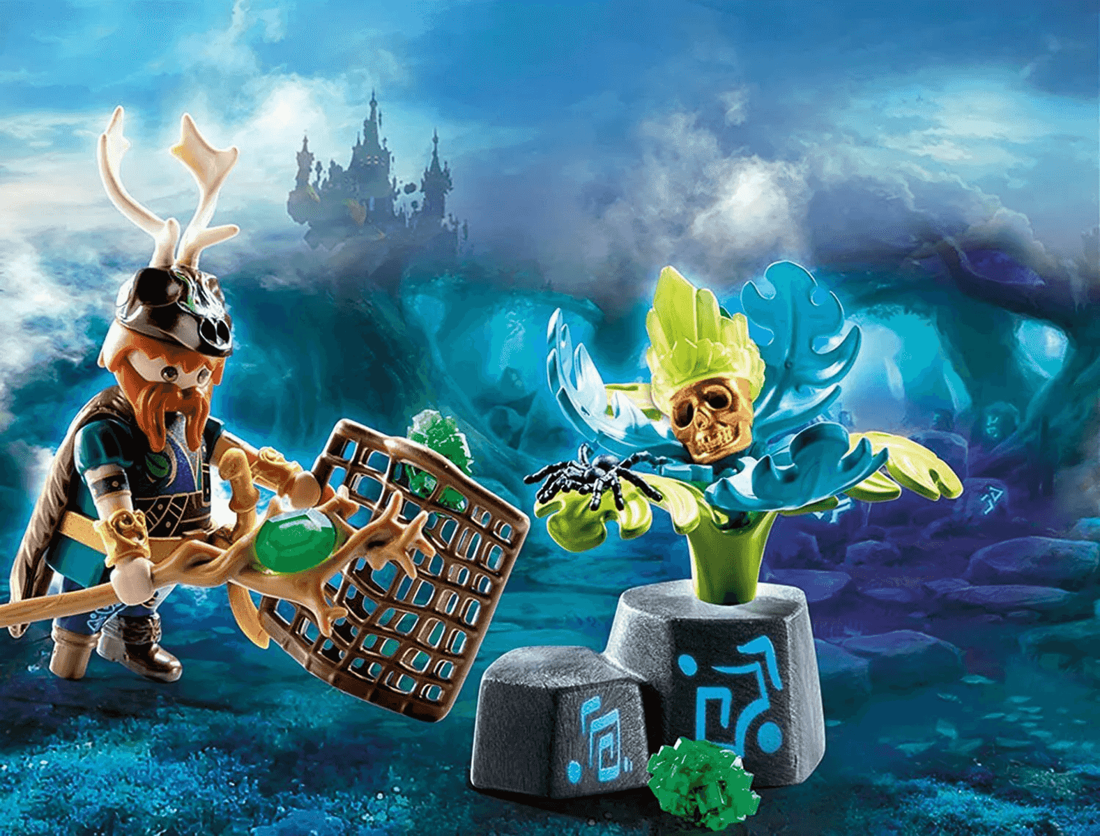 Eine Playmobil-Figur sammelt grüne Edelsteine in einer magischen, nebligen Szene mit einem goldenen Schädel.