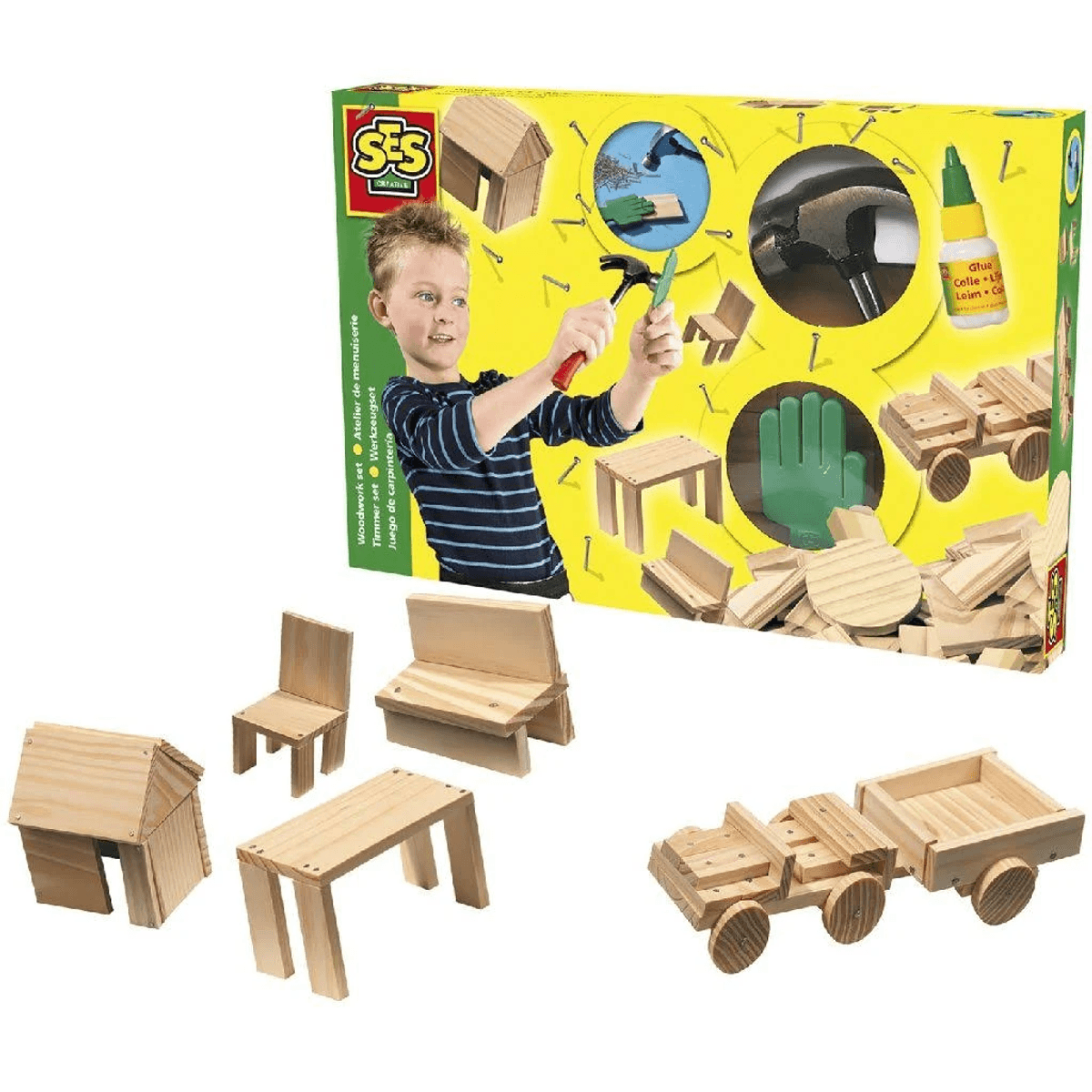 Un niño muestra un set de carpintería con modelos construidos como sillas, mesas y un camión al frente.