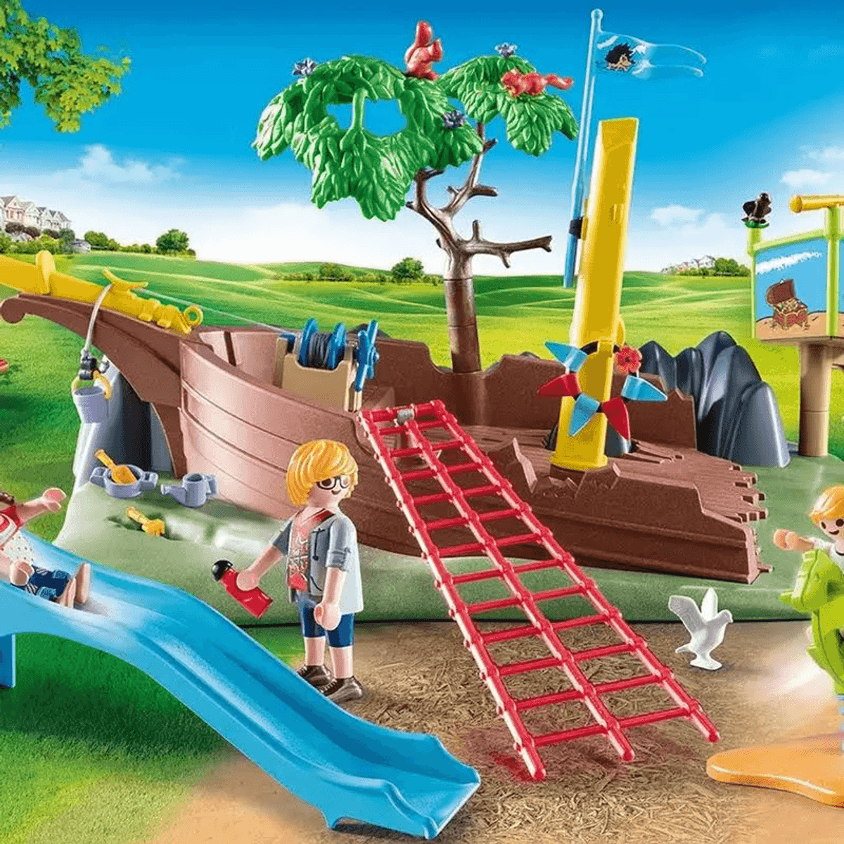 Playmobil-Piraten-Spielset mit Schiffstruktur, roter Leiter, blauer Rutsche, Figuren und grünen Hügeln im Hintergrund.
