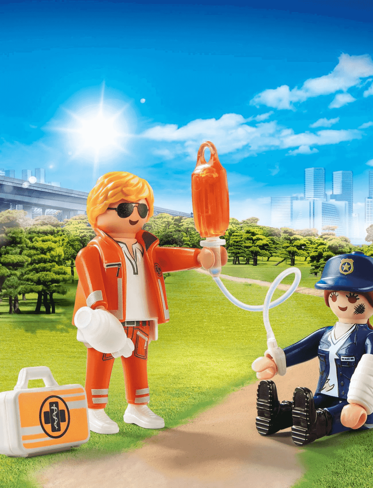 Paramédico de Playmobil en naranja sostiene suero para policía herida en parque.