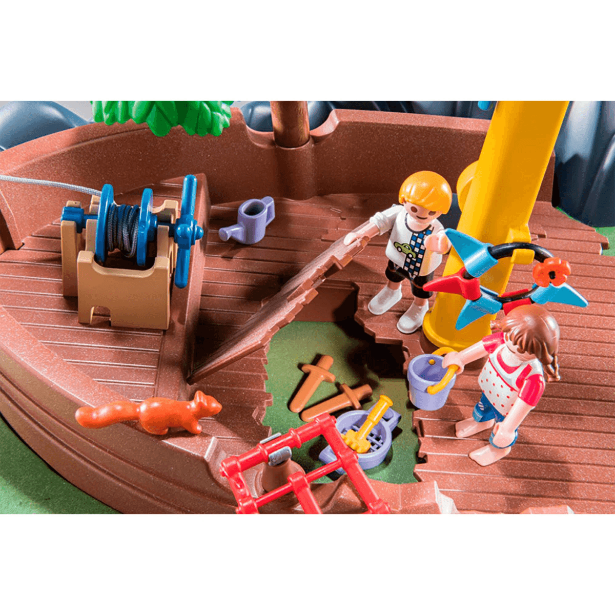 Playmobil-Figuren auf einem Spielbootdeck mit Seilwinde und Zubehör.