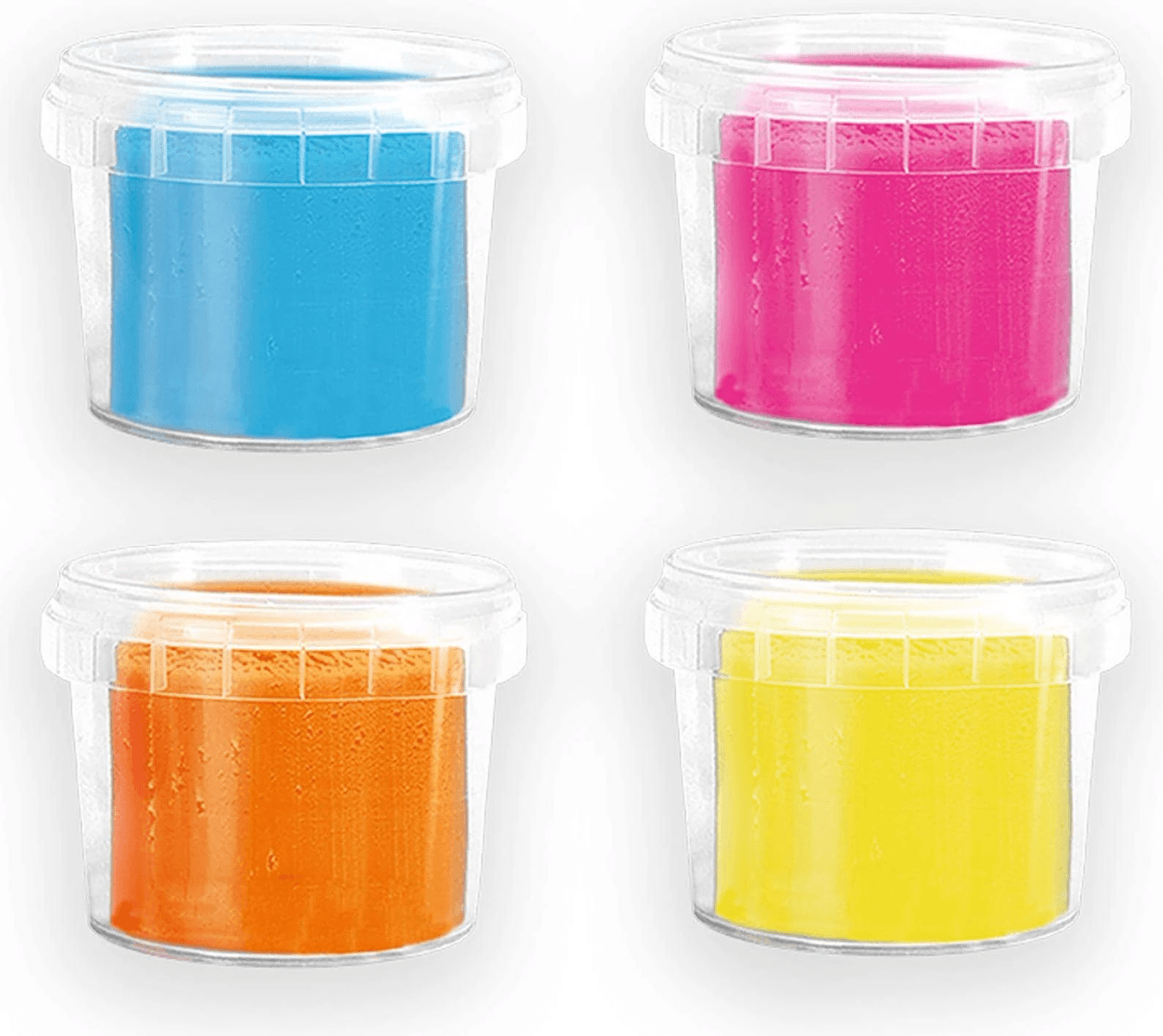 Cuatro recipientes de plástico transparente con slime colorido: azul, rosa, naranja y amarillo, sobre fondo blanco.