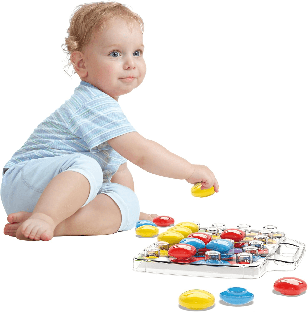 Un niño pequeño con rayas azules y blancas juega con un juguete de clavijas colorido sobre fondo blanco.