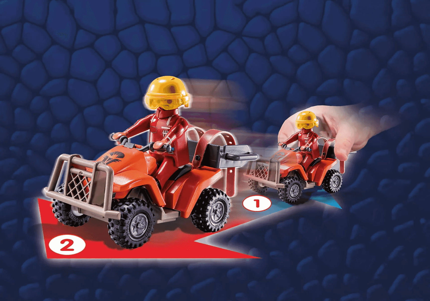 Una mano tira de un quad de juguete con traje rojo y casco amarillo sobre una flecha roja.