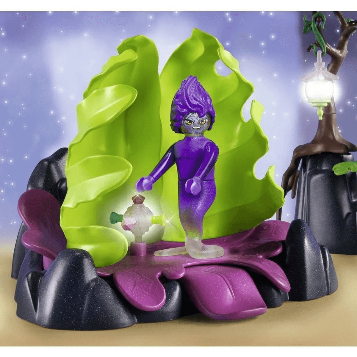 Una figura de juguete morada frente a grandes hojas verdes y rocas oscuras.