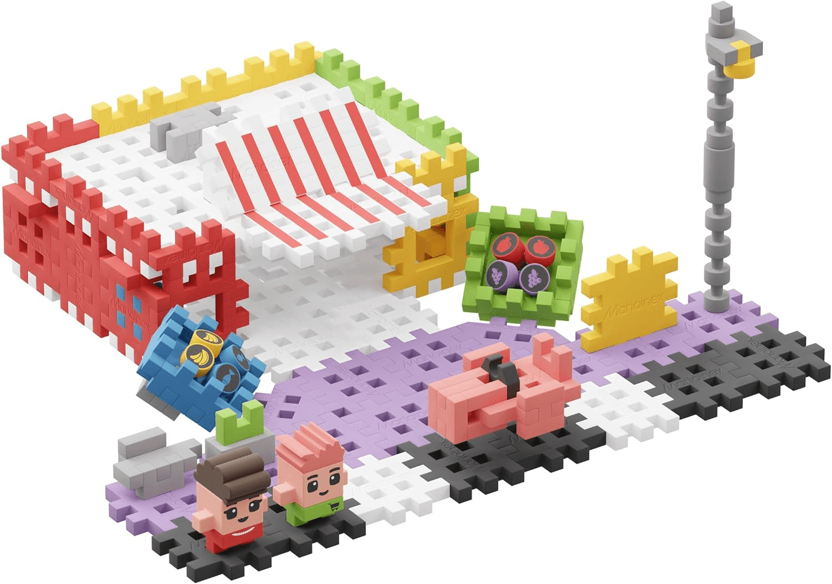 Un puesto de mercado de juguete hecho de bloques de plástico de colores con pequeñas figuras, cajas y una farola.