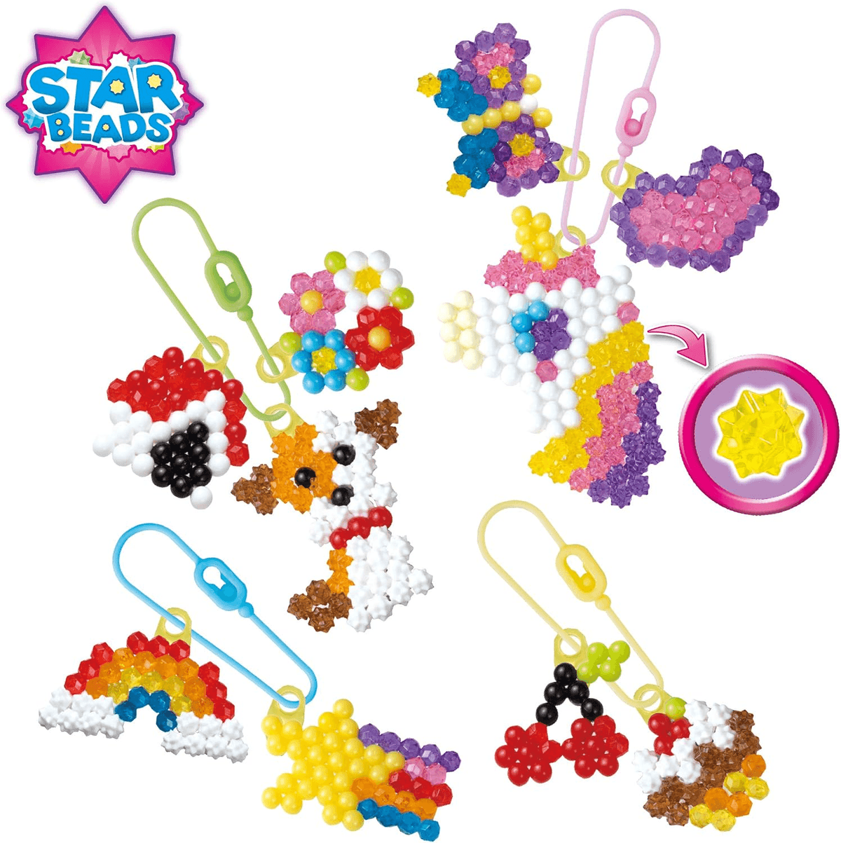 Varias figuras y llaveros coloridos de Star Beads como un unicornio, perro, flores y arcoíris sobre fondo blanco.