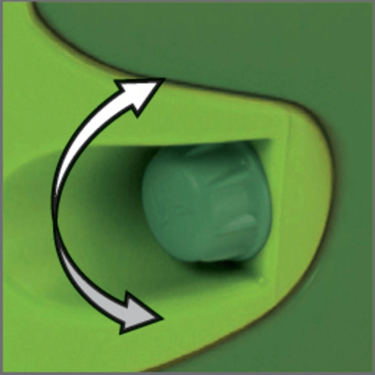 Un botón verde dentro de un hueco de plástico verde, con una flecha doble curva.