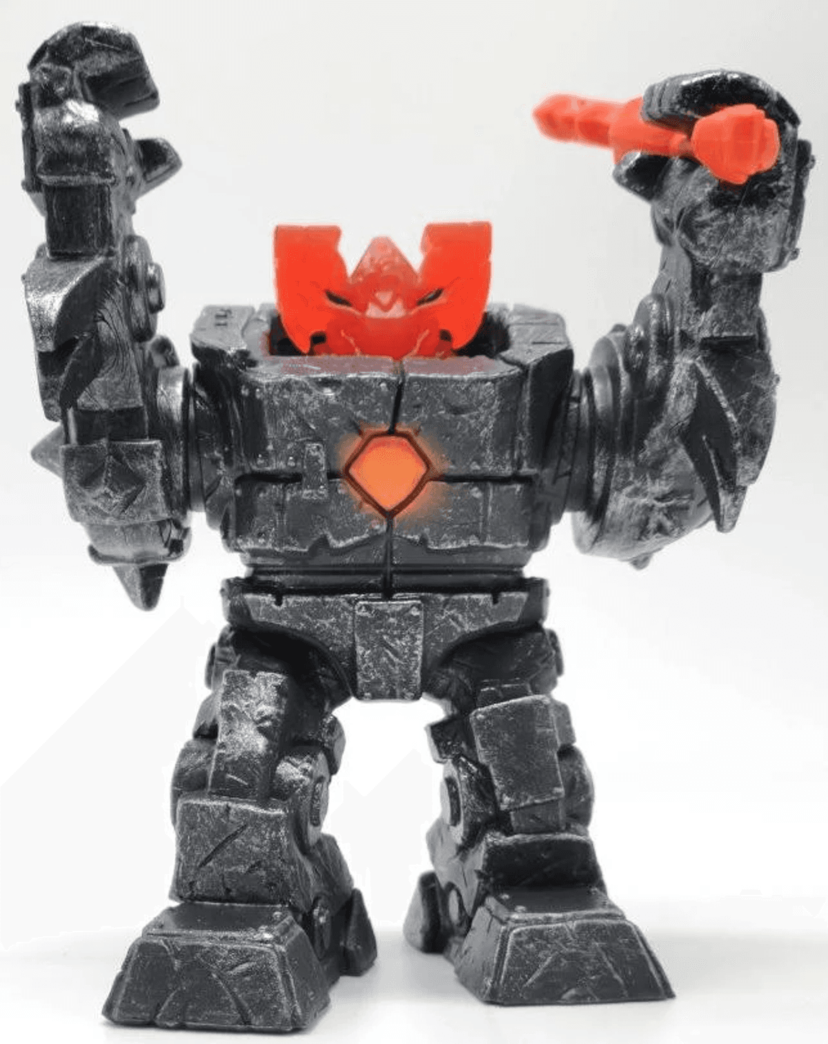 Una figura de acción de robot de roca gris con detalles rojos sobre fondo blanco.