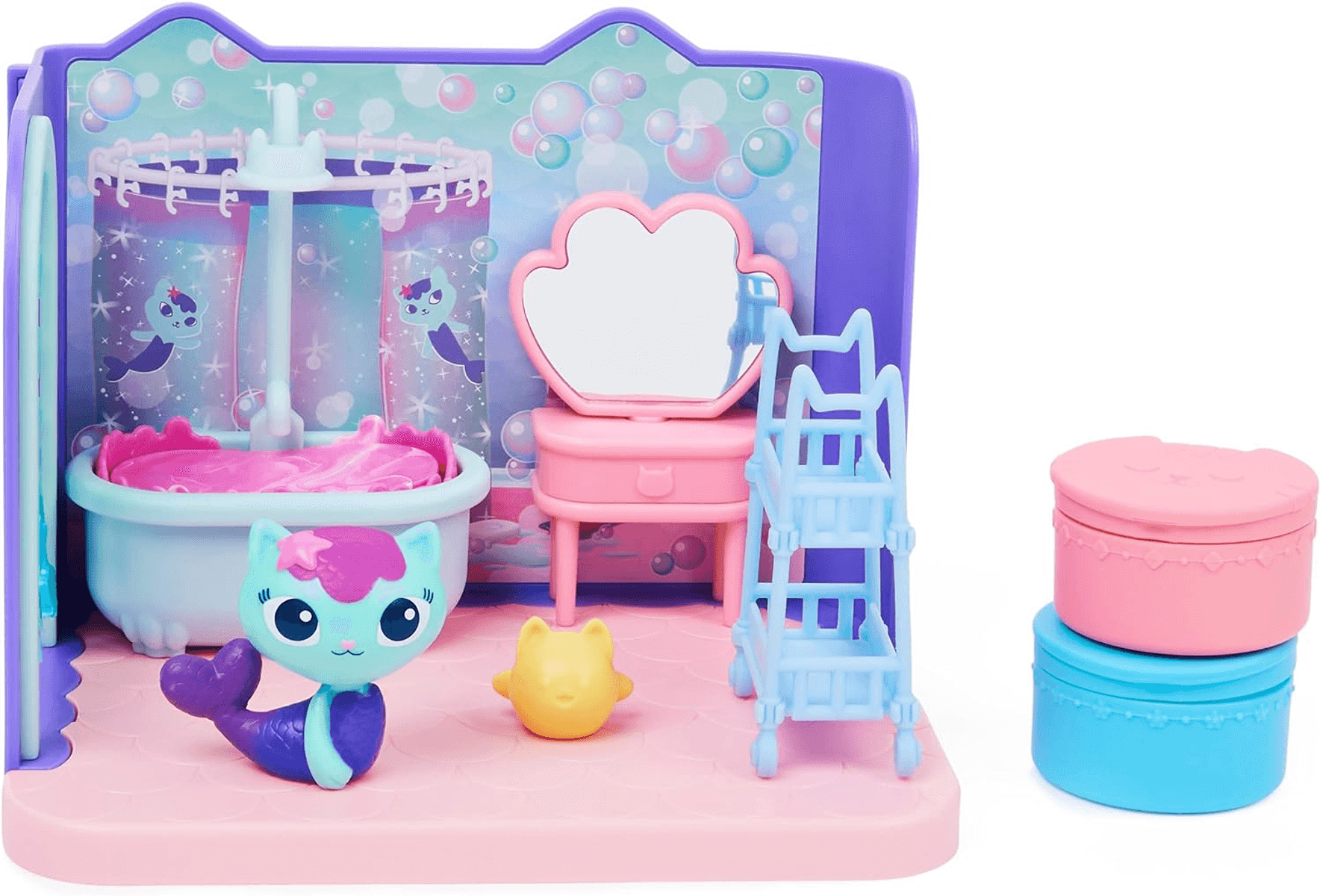 Un baño de casa de muñecas colorido con una figura de gato sirena azul, una bañera, un tocador y accesorios.