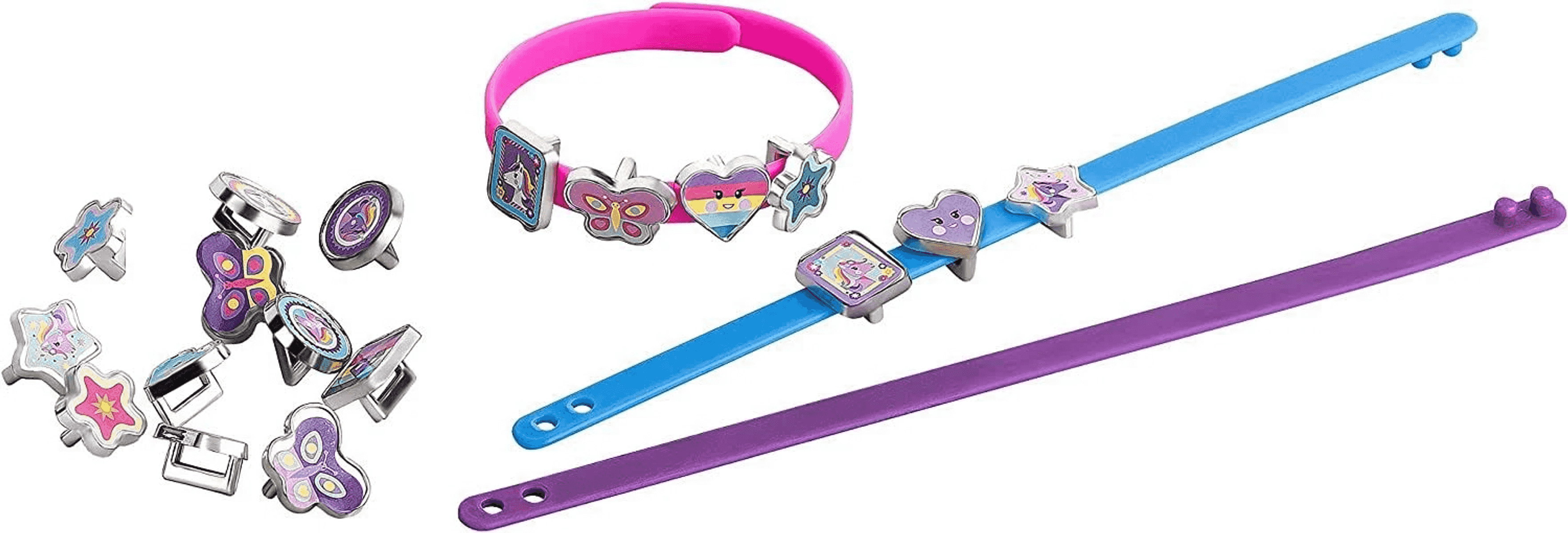 Pulseras coloridas con dijes intercambiables en forma de corazones, estrellas y mariposas.