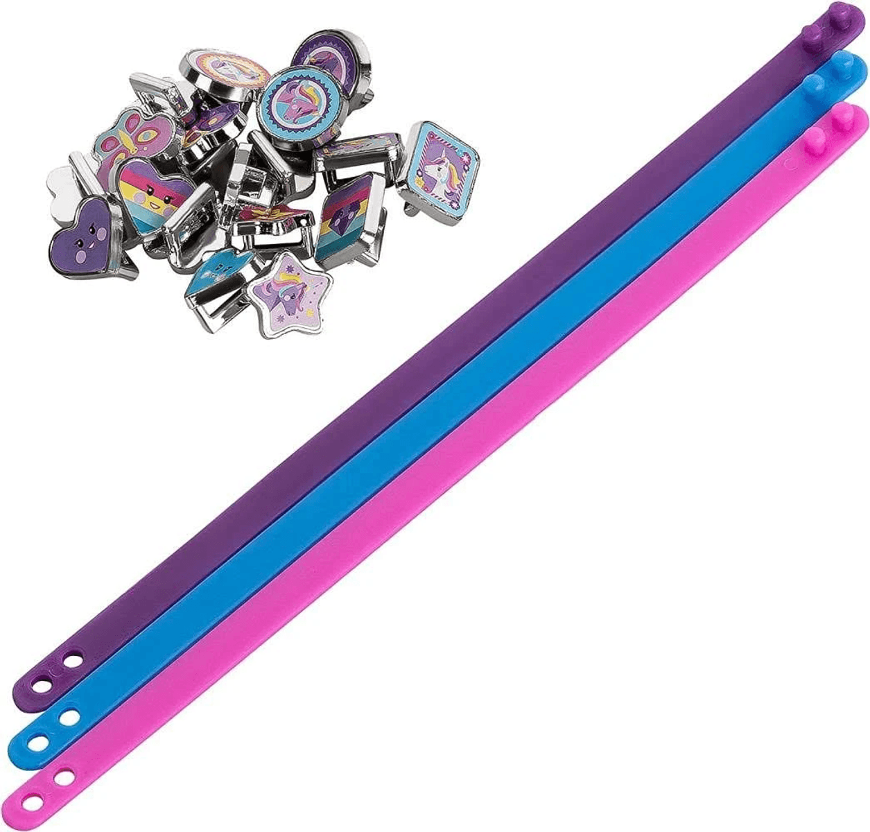 Tres pulseras de silicona de colores y un montón de varios dijes deslizantes metálicos.