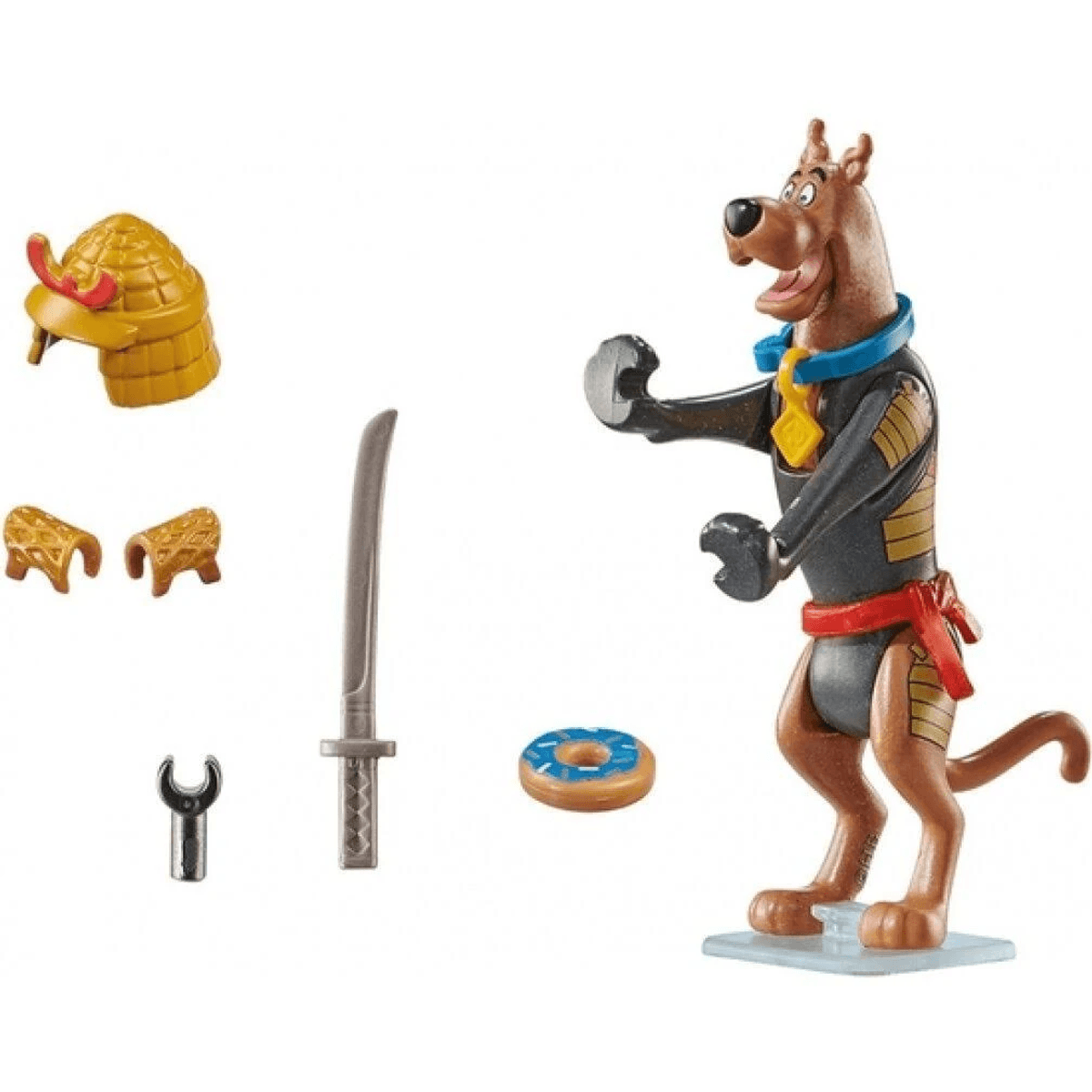 Figurka Scooby-Doo w zbroi samurajskiej z kaskiem, mieczem, pączkiem i innymi akcesoriami na białym tle.