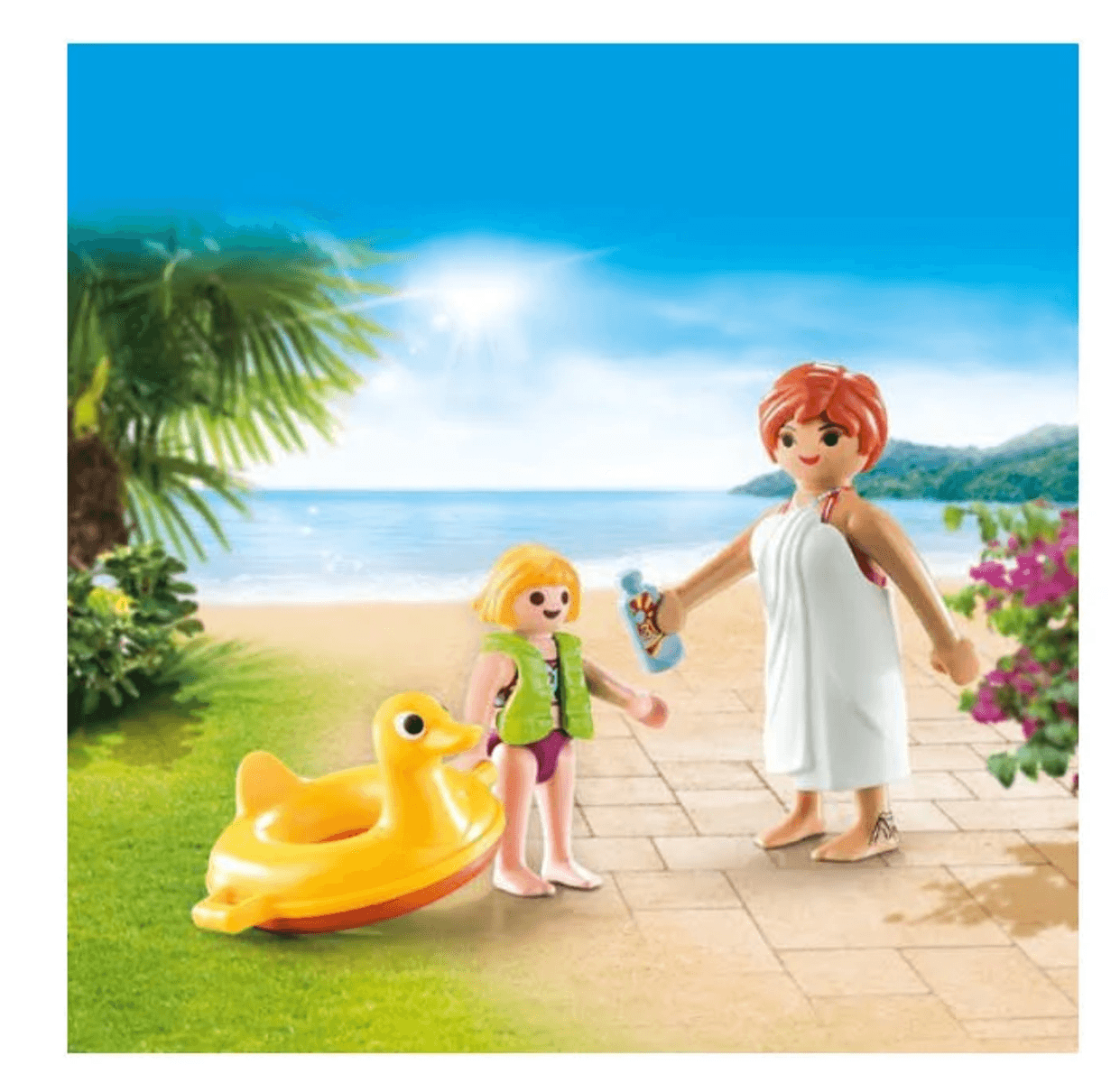 Figuras de Playmobil en la playa: una mujer con toalla sostiene protector solar, un niño junto a un flotador.
