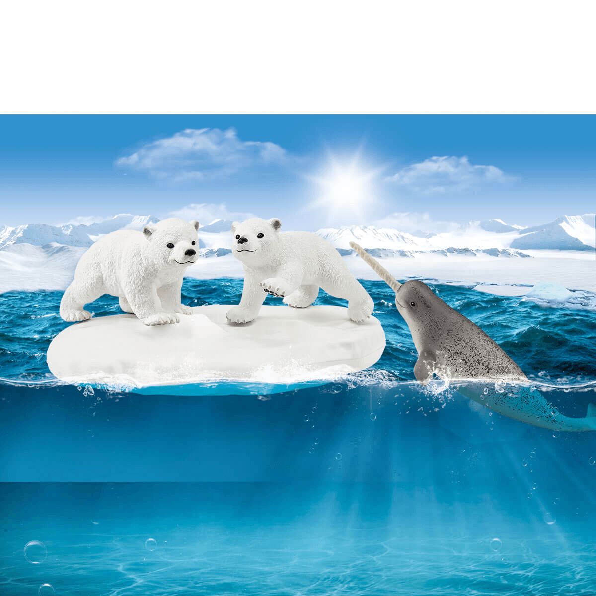 Zwei Eisbärenbabys auf einer Eisscholle, ein Narwal schwimmt im blauen Wasser vor sonnigen Bergen.