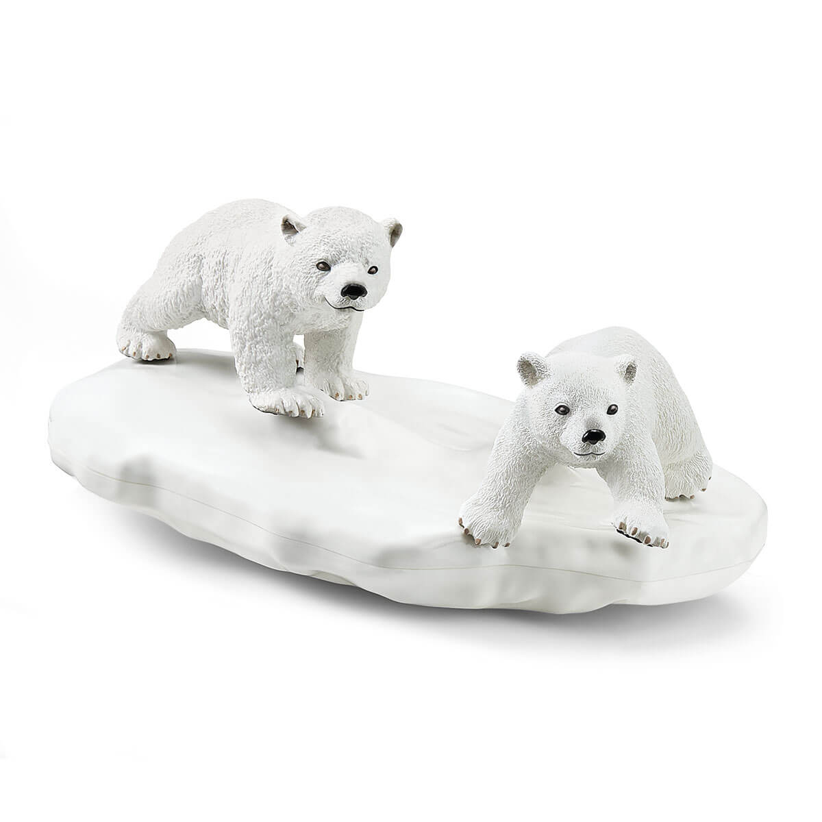 Zwei weiße Eisbärenfiguren auf einer kleinen verschneiten Eisscholle vor weißem Hintergrund.