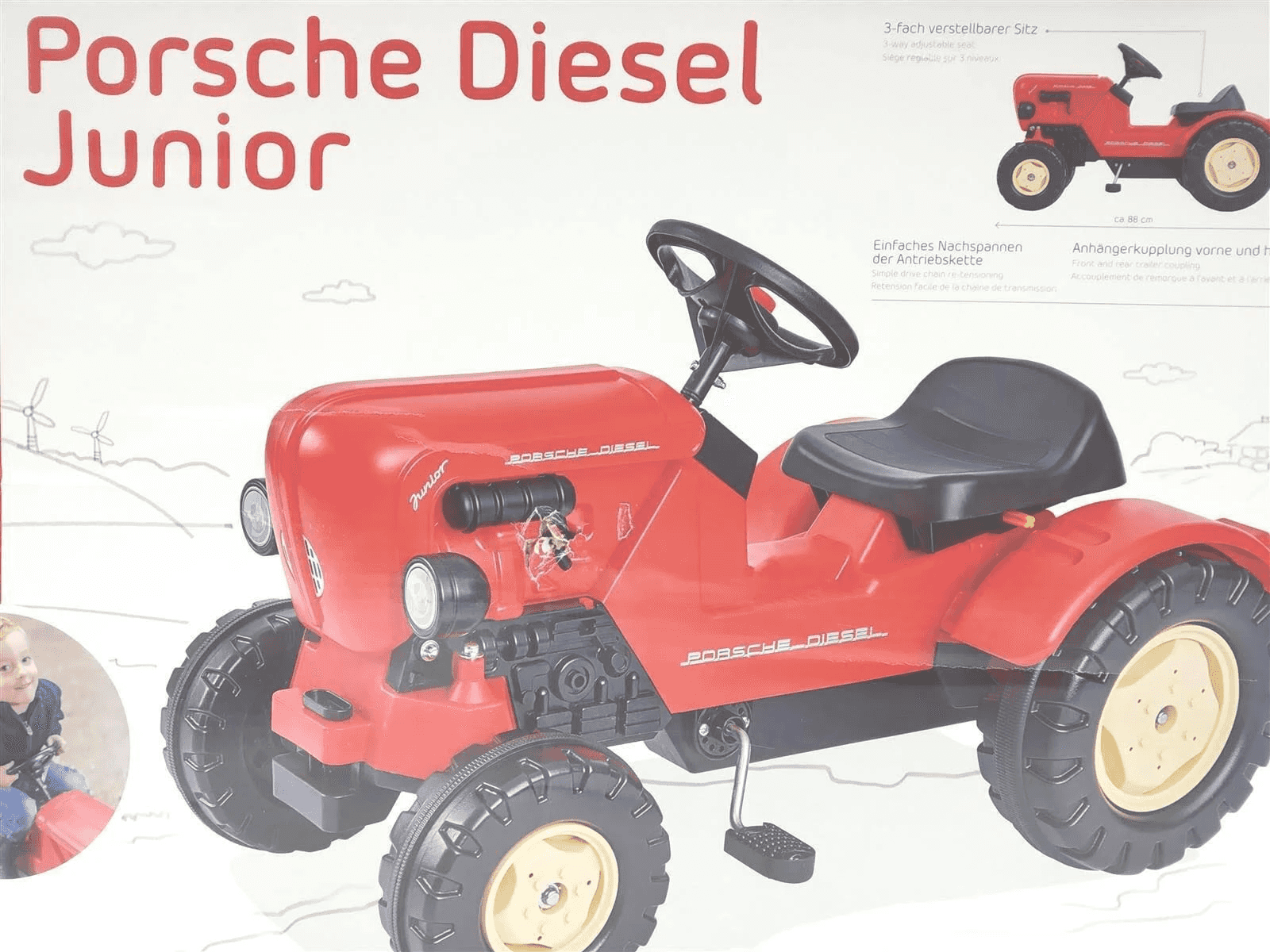 Un tractor de juguete a pedales Porsche Diesel Junior rojo con volante y asiento negros, en el empaque.