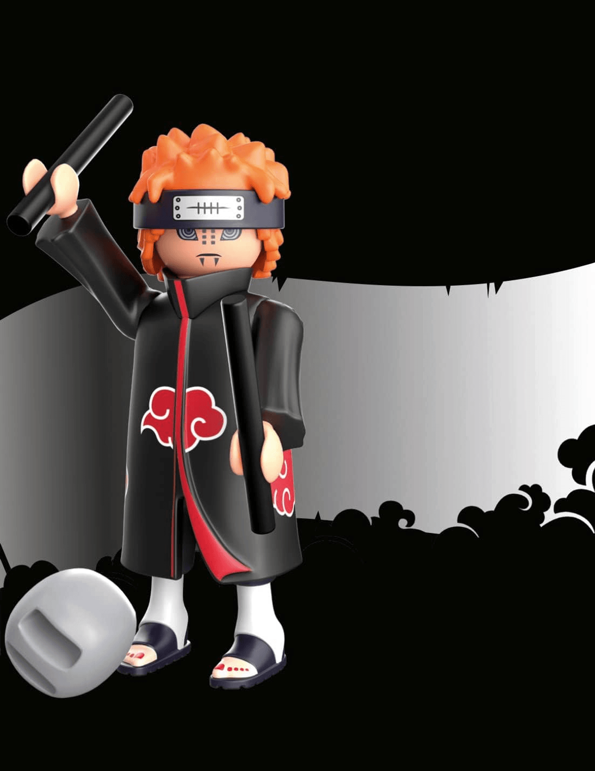 Eine Playmobil-Figur von Pain aus Naruto in einem schwarzen Mantel mit roten Wolken hält schwarze Stäbe.
