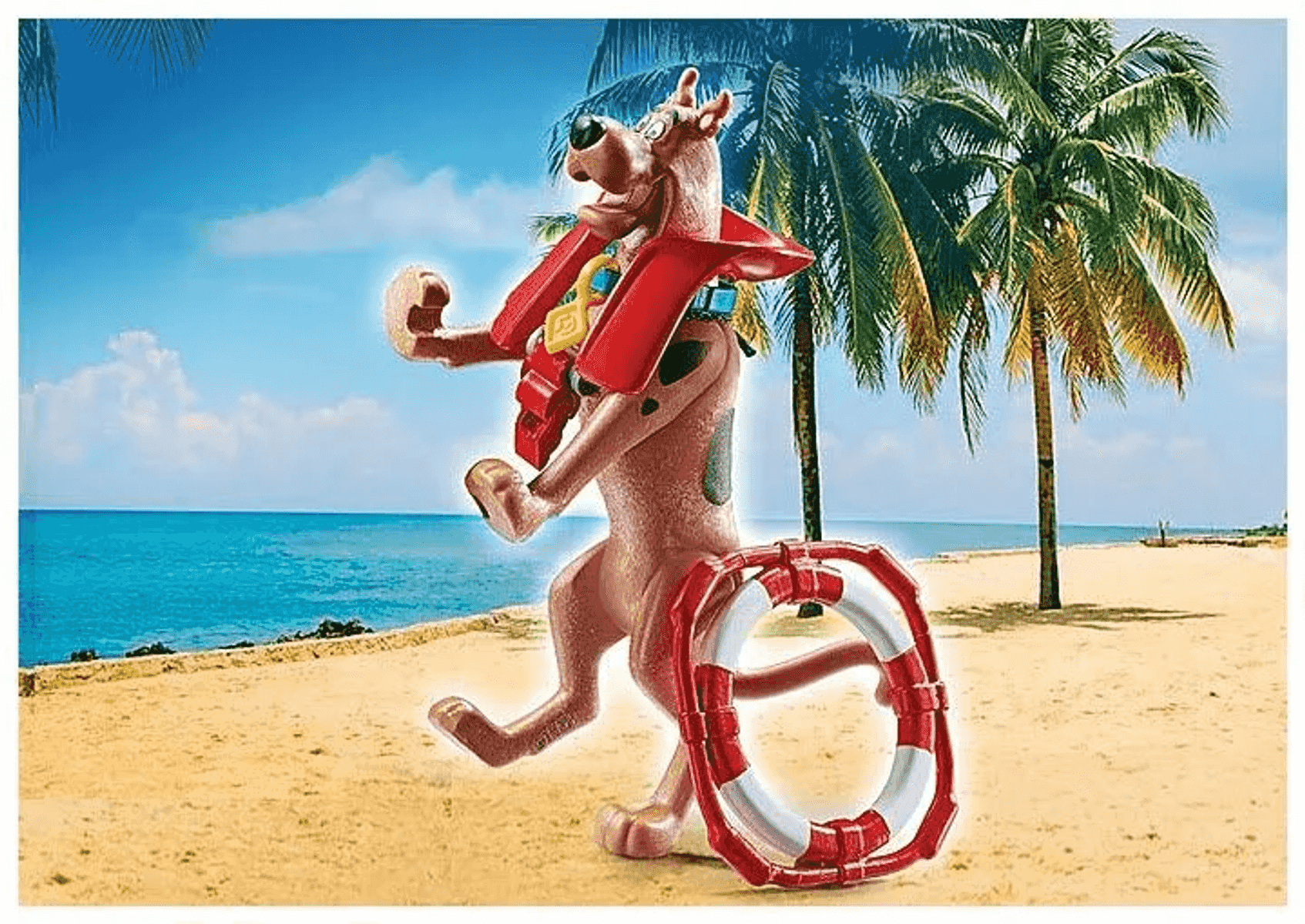 Figura de juguete de Scooby-Doo con chaleco salvavidas rojo y un aro salvavidas en una playa tropical.