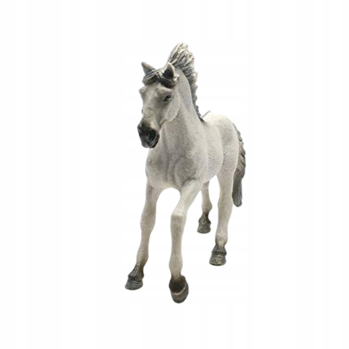 Eine weiße und graue Spielzeugpferd-Figur steht auf einem weißen Hintergrund.