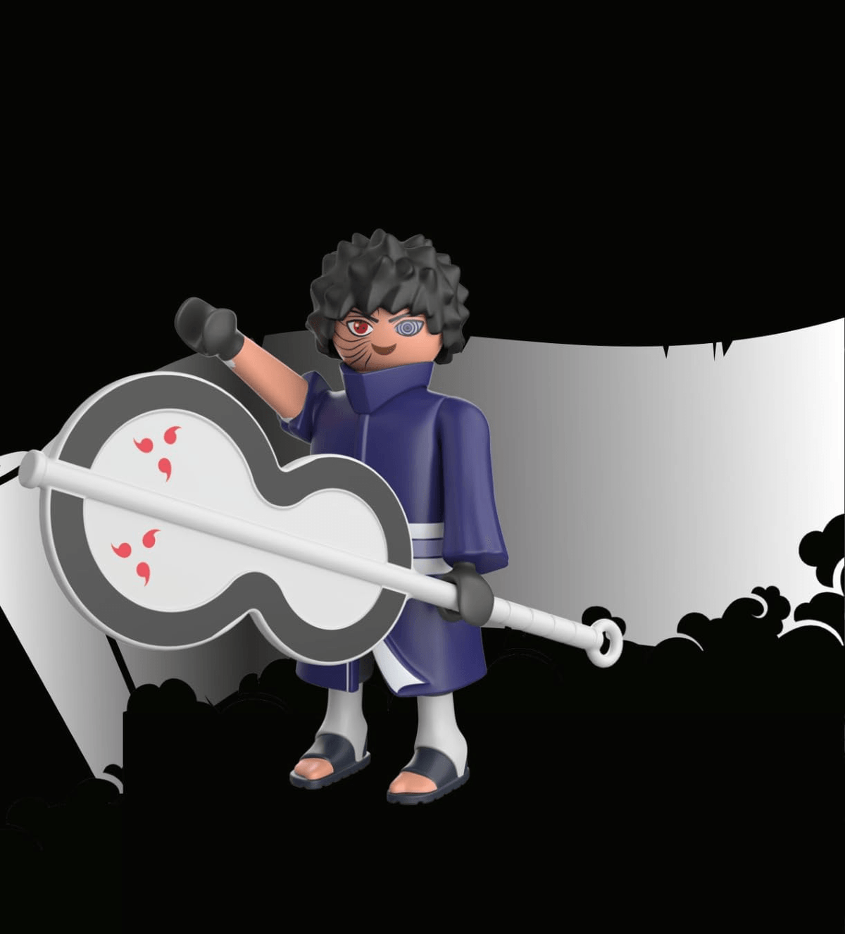 Una figura de Playmobil de Obito Uchiha con abanico sobre un fondo gris y negro.